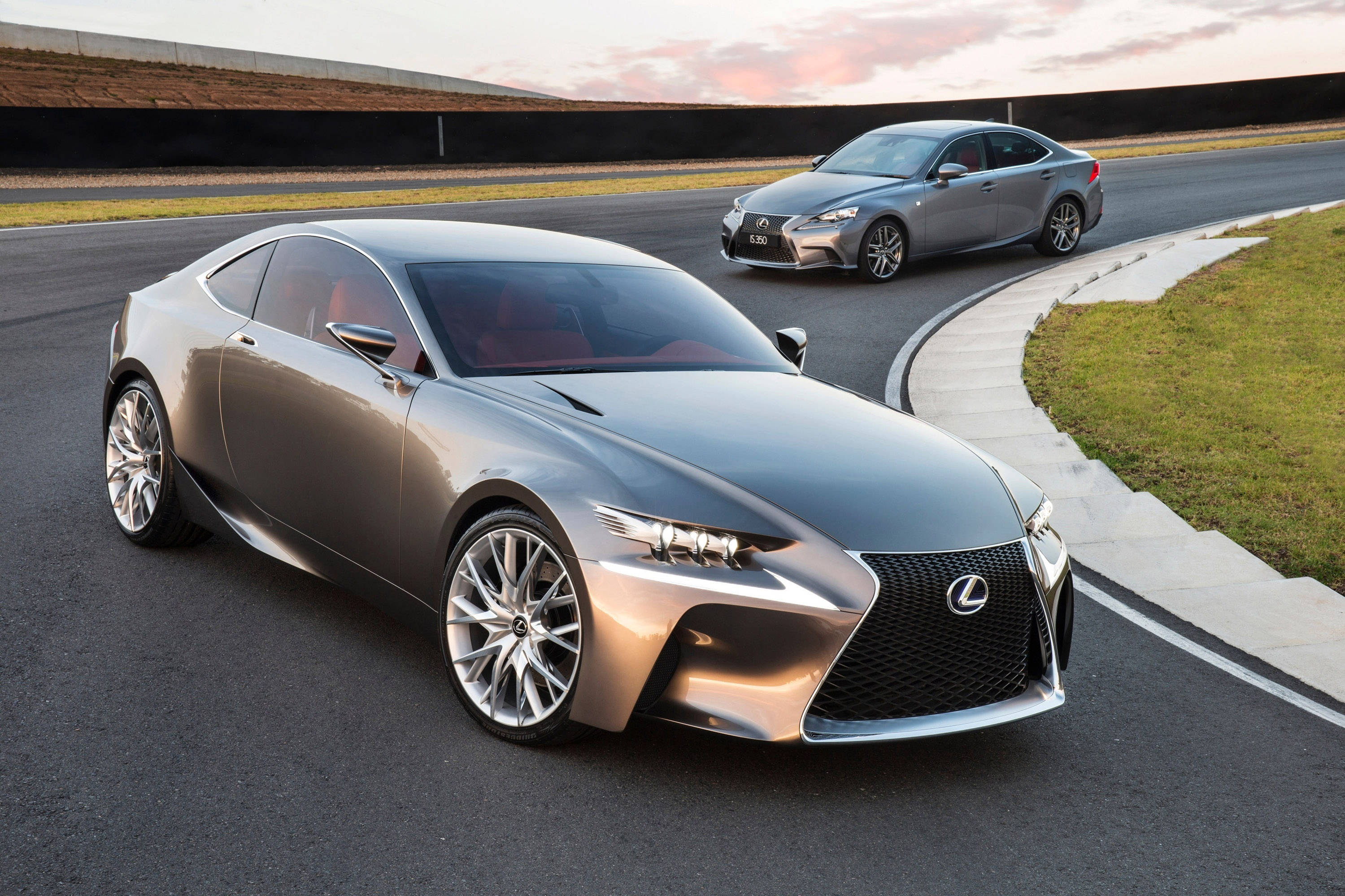 Silver 桌布 壁紙 — 兩輛時尚的銀色 Lexus 跑車在日落時分沿著蜿蜒的賽道滑行，天空呈現溫暖色調。