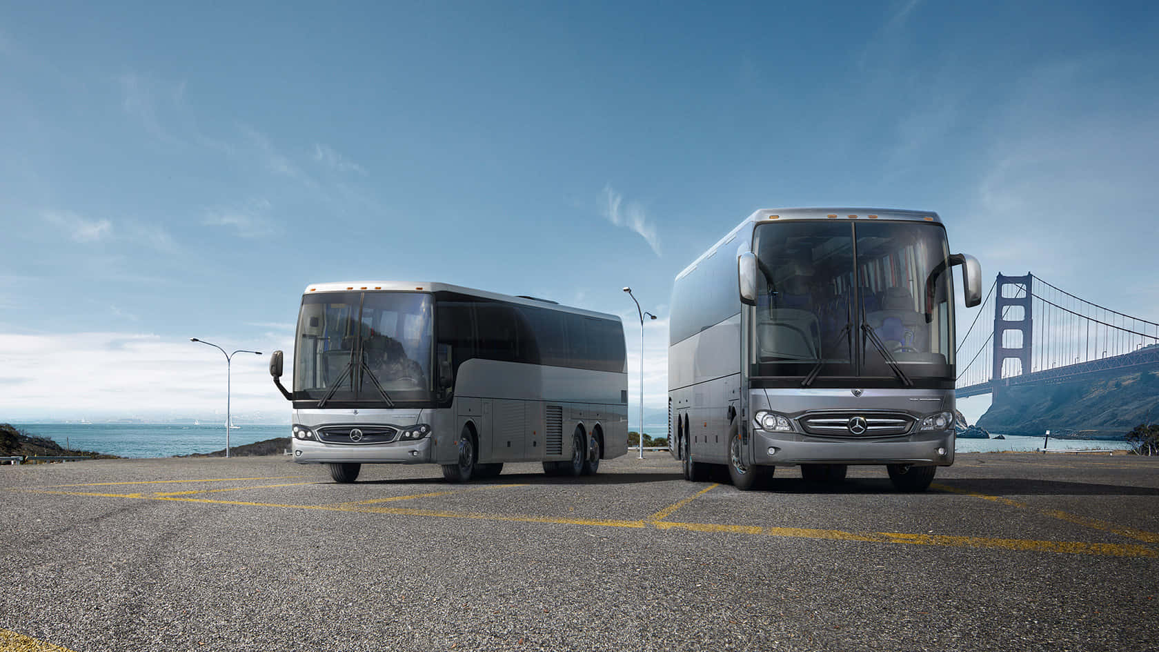 Bus 桌布 壁紙 — 兩輛時尚的銀色梅賽德斯長途汽車停泊在沿海公路上，背景是金門大橋，天空清澈湛藍。