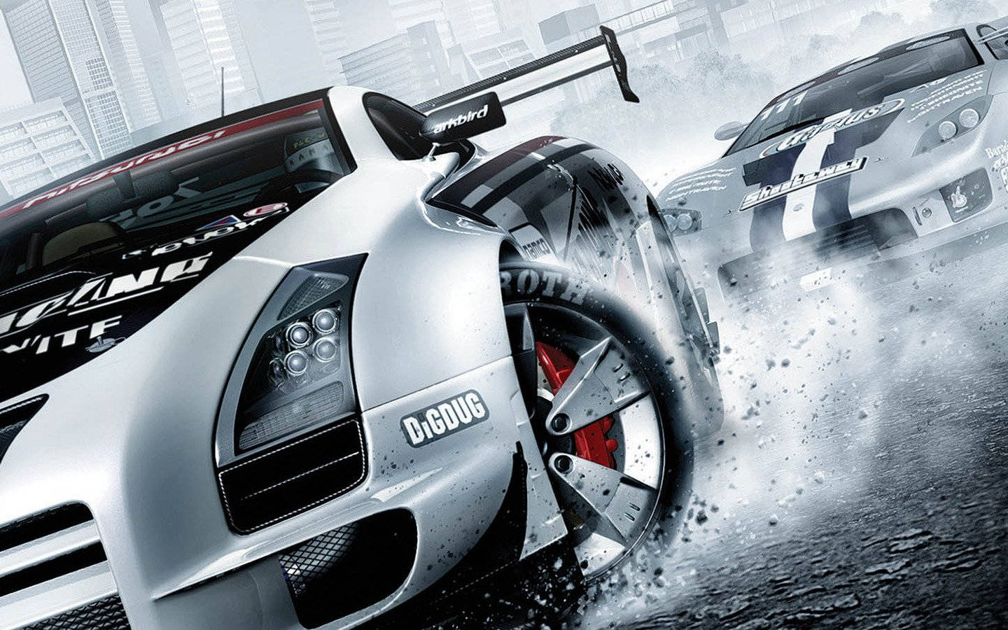 Auto Racing 桌布 壁紙 — 兩輛時尚的銀色賽車在高速城市街道戰鬥中飄移，水花飛濺，背景是城市天際線。