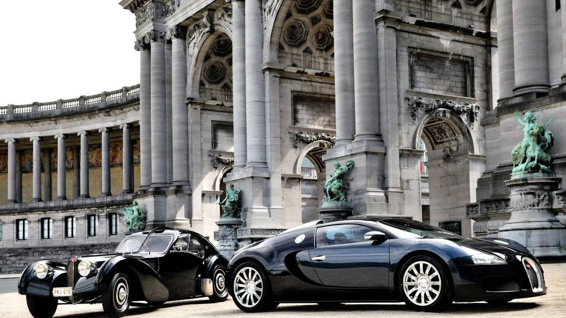 布加迪 桌布 壁紙 — 兩輛時尚的黑色Bugatti汽車停在一座帶有綠色雕像的宏偉古典石建築前。