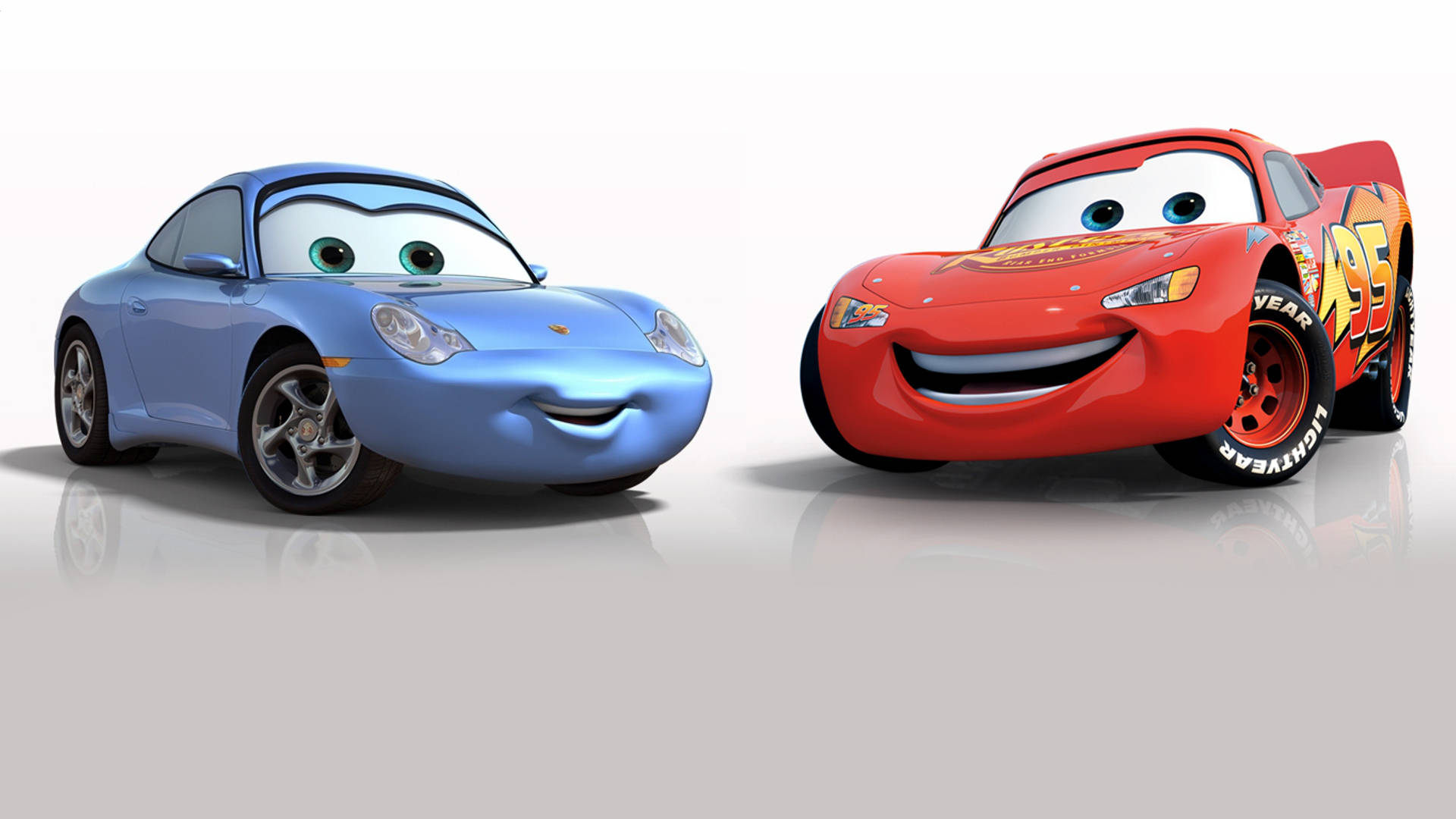 Pixar 桌布 壁紙 — 兩輛有臉的動畫車，一輛藍色保時捷和一輛紅色閃電麥坤，在純白色背景上微笑。