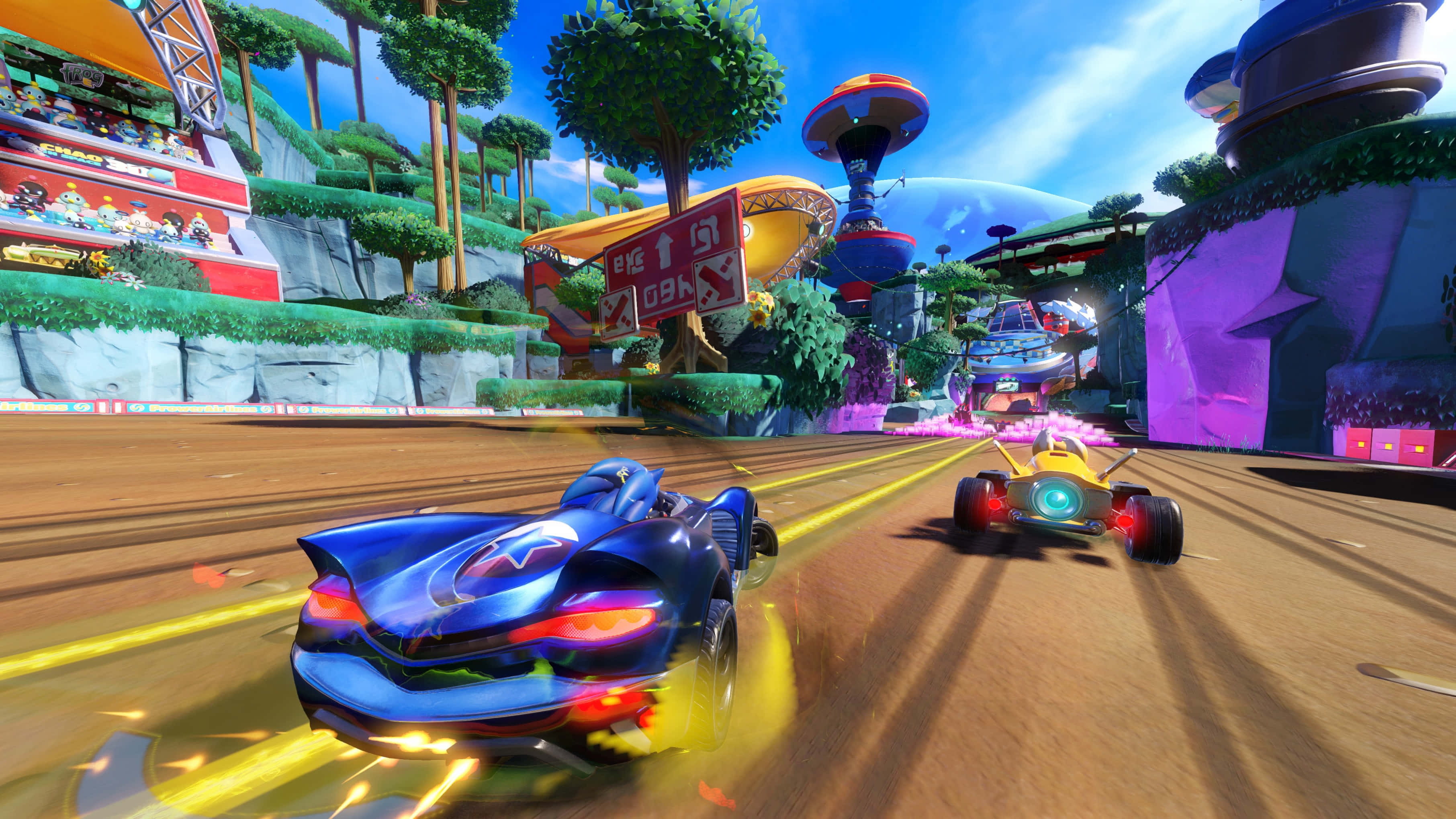 Sonic Battle Racers 桌布 壁紙 — 兩輛未來賽車在充滿活力的卡通賽道上疾馳，伴隨著歡呼的人群和霓虹燈牌，背景是明亮的藍天。