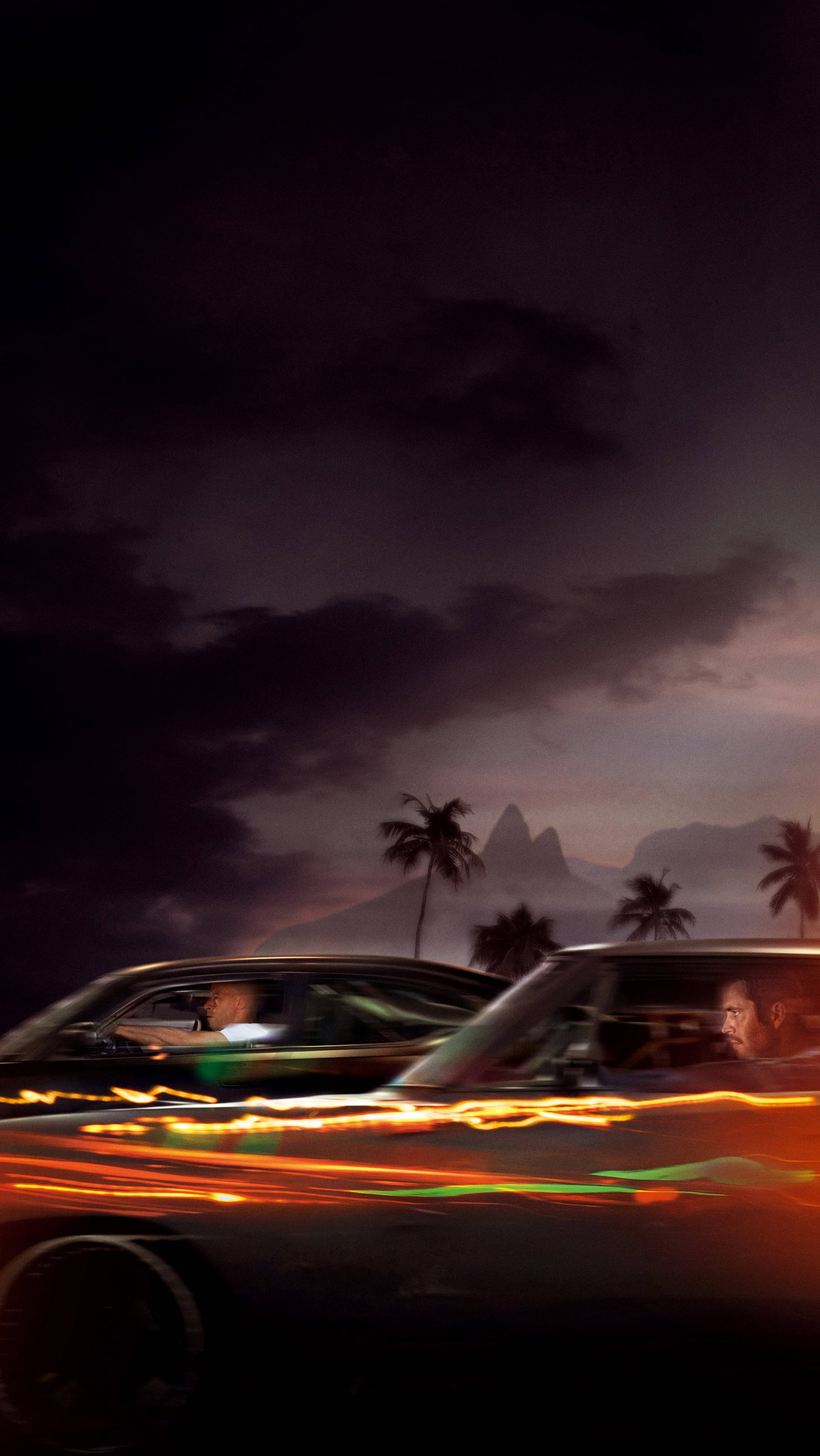 Paul Walker 桌布 壁紙 — 兩輛汽車在黃昏時分競速，在黑暗的天空和棕櫚樹的映襯下留下發光的光跡。