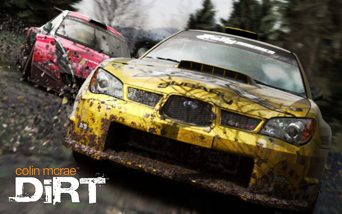 1440p Dirt Showdown 桌布 壁紙 — 兩輛泥濘的拉力賽車在森林賽道上激烈爭鬥，碎片飛揚，動態模糊。