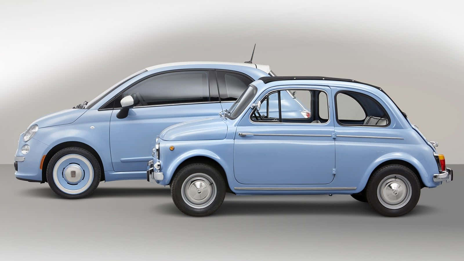 酷車 桌布 壁紙 — 兩輛淺藍色的Fiat 500汽車，一輛現代一輛經典，並排在中性的工作室背景上。