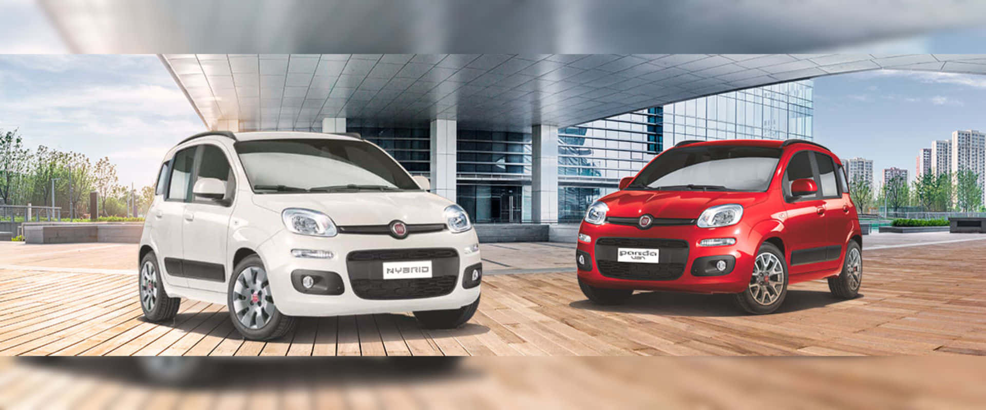 Fiat Panda 桌布 壁紙 — 兩輛白色和紅色的緊湊型汽車停放在木板上，位於現代玻璃建築下方，背景是城市天際線。