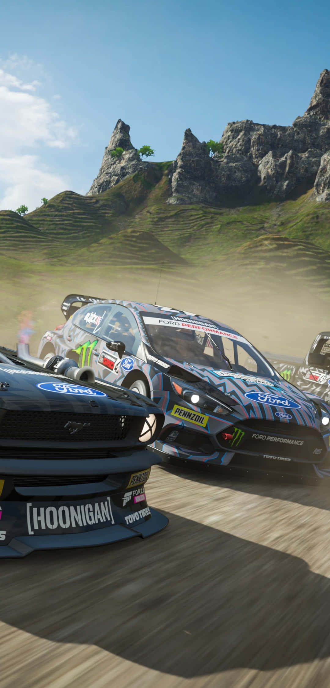 Android Forza Horizon 4 桌布 壁紙 — 兩輛福特賽車在明亮的藍天下，飛馳過塵土飛揚的山口，激起碎石。