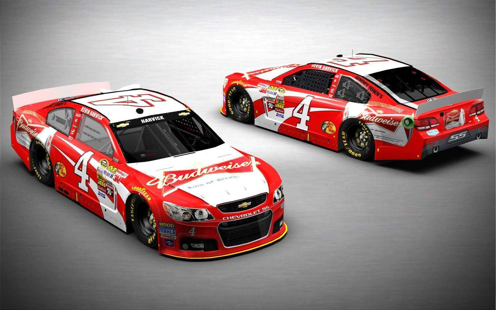 Kevin Harvick 桌布 壁紙 — 兩輛紅白色Budweiser NASCAR賽車，號碼4，從前後角度展示在灰色攝影棚地板上。