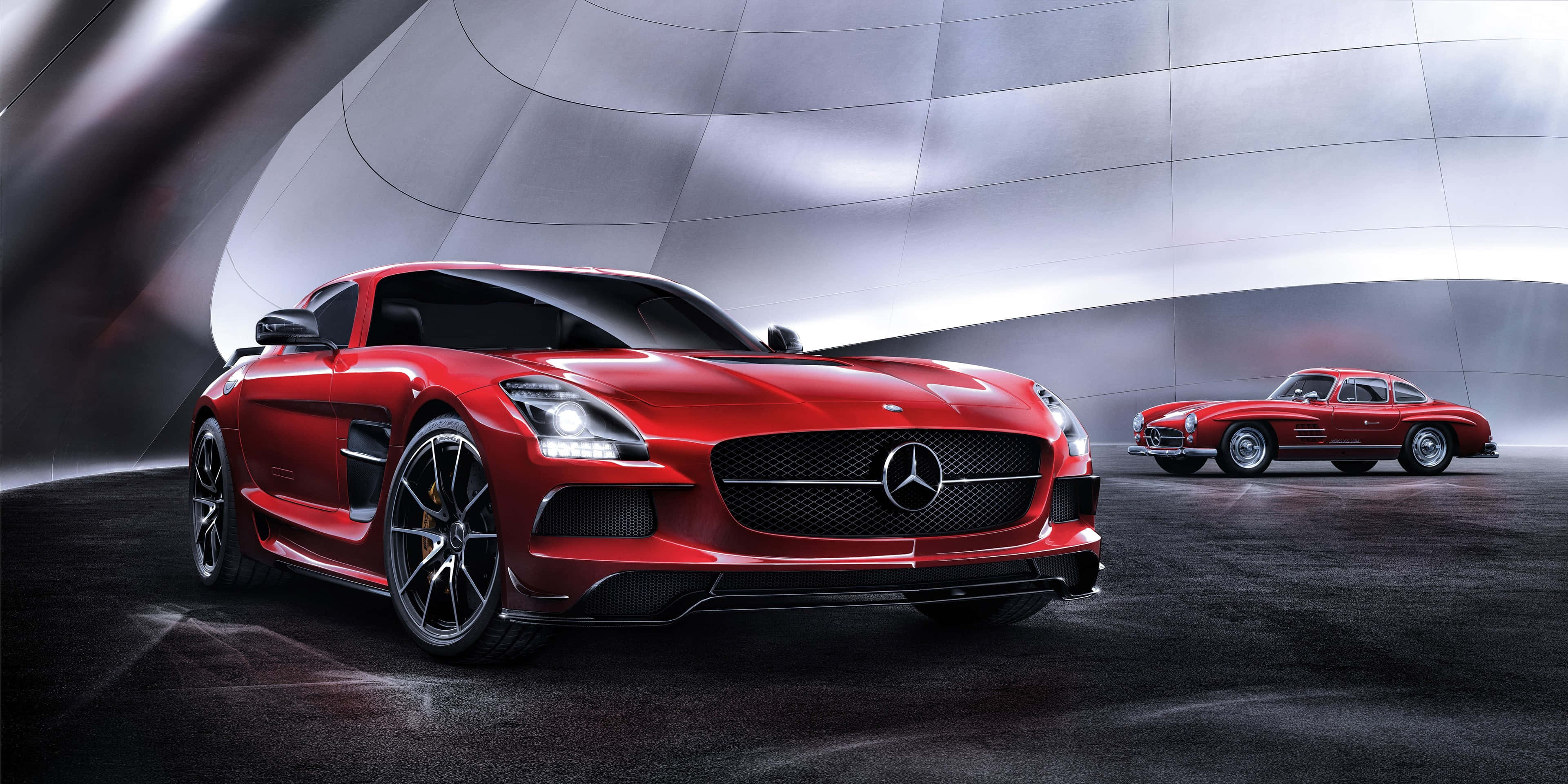 Mercedes Car 4K 桌布 壁紙 — 兩輛紅色梅賽德斯跑車在戲劇性的工作室燈光下，靠著彎曲的金屬牆閃閃發光。