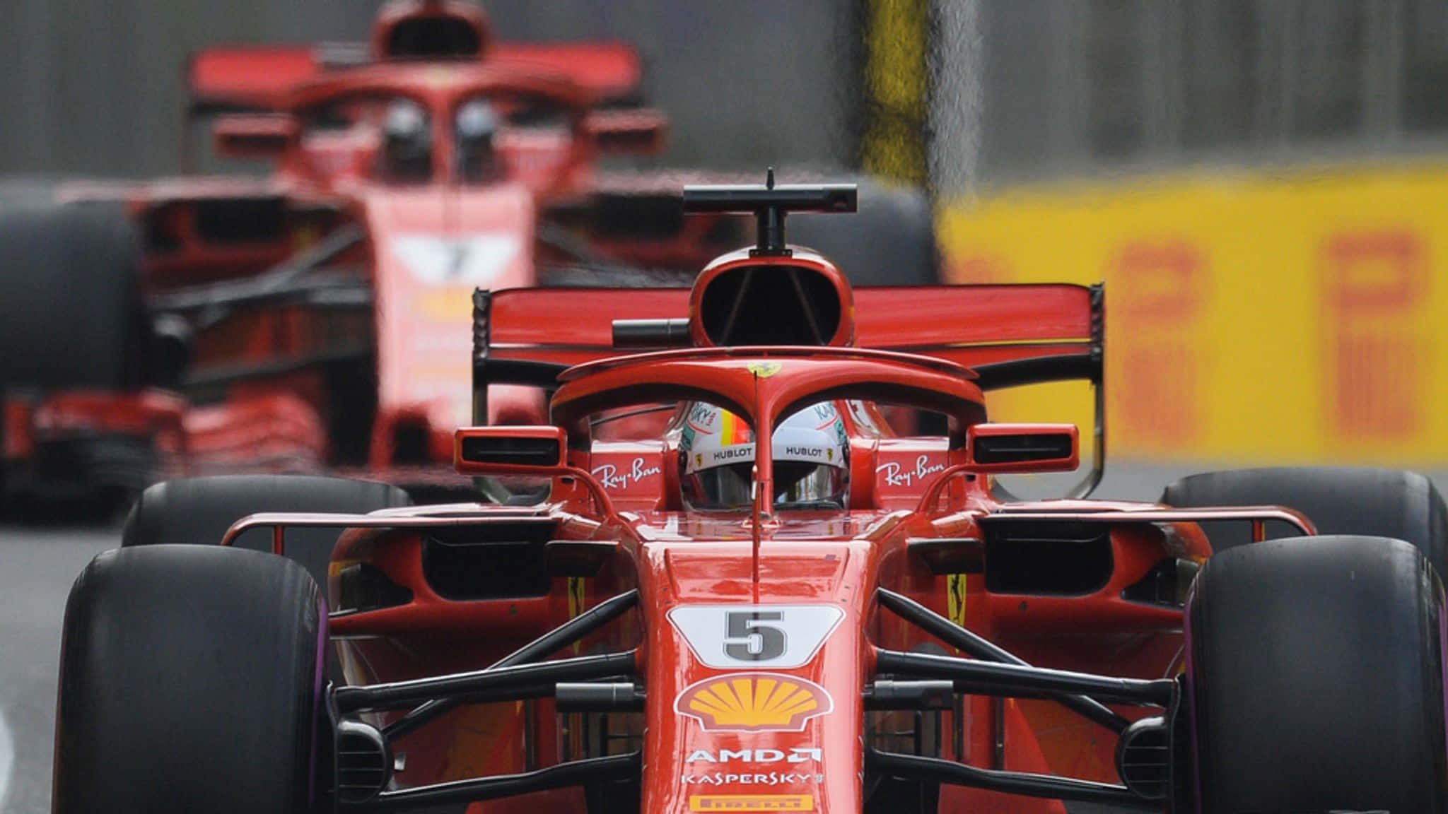 ferrari f1 2018 桌布 壁紙 — 兩輛紅色法拉利一級方程式賽車在潮濕賽道上緊密競賽，輪胎濺起水花。