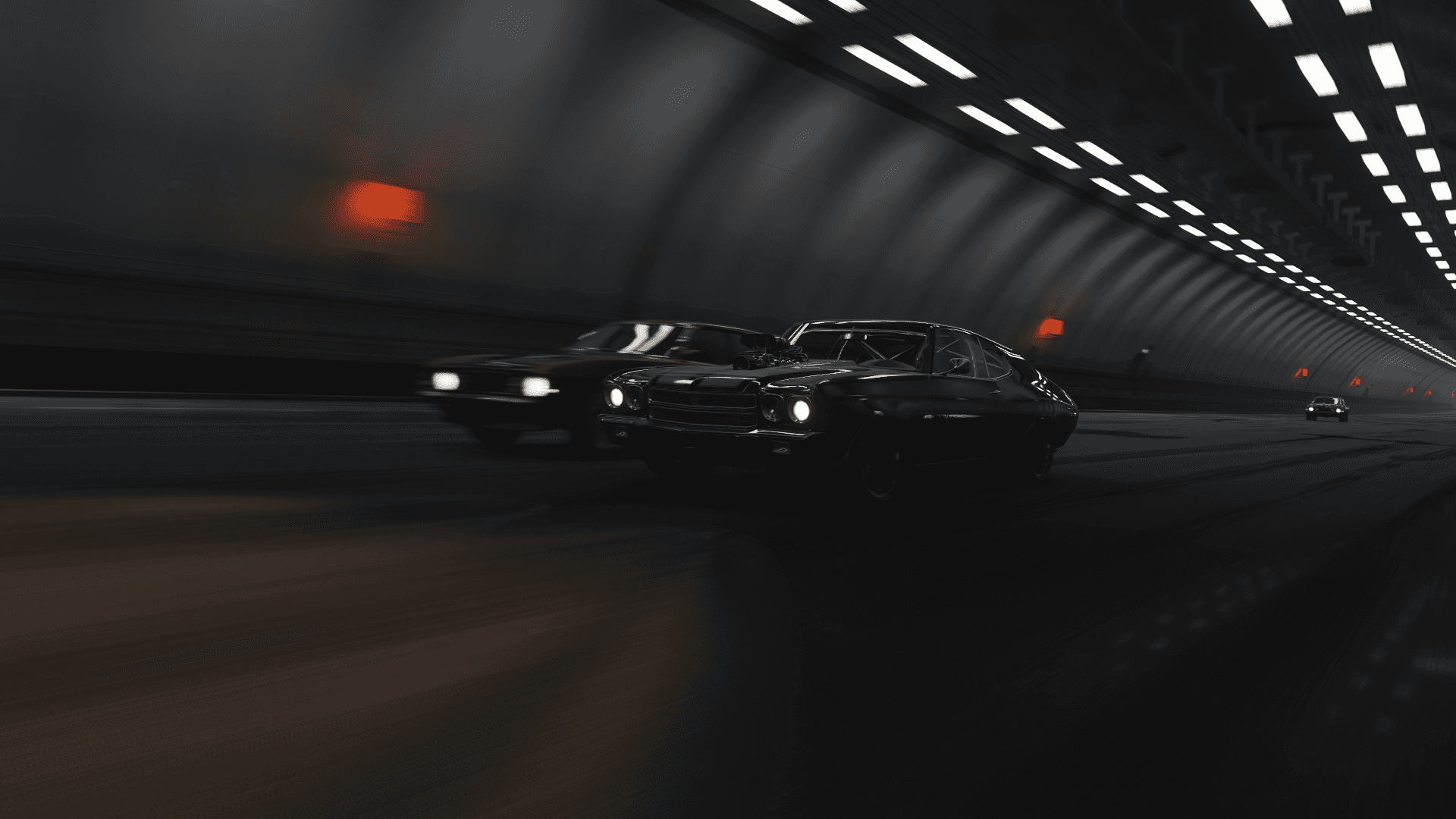 Muscle 桌布 壁紙 — 兩輛經典肌肉車在光線昏暗的隧道中奔馳，帶有條紋動態模糊和發光的頭頂燈光。