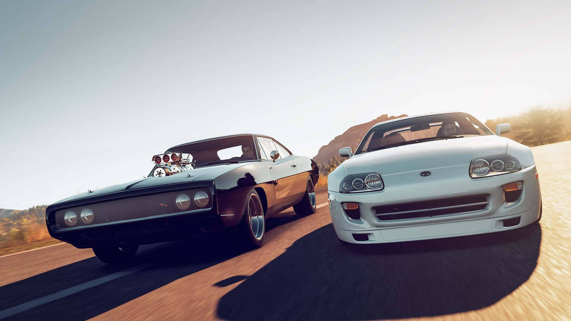 Toyota Supra Mk4 桌布 壁紙 — 兩輛經典肌肉車在陽光明媚的沙漠公路上並排奔馳，背景是岩石丘陵。