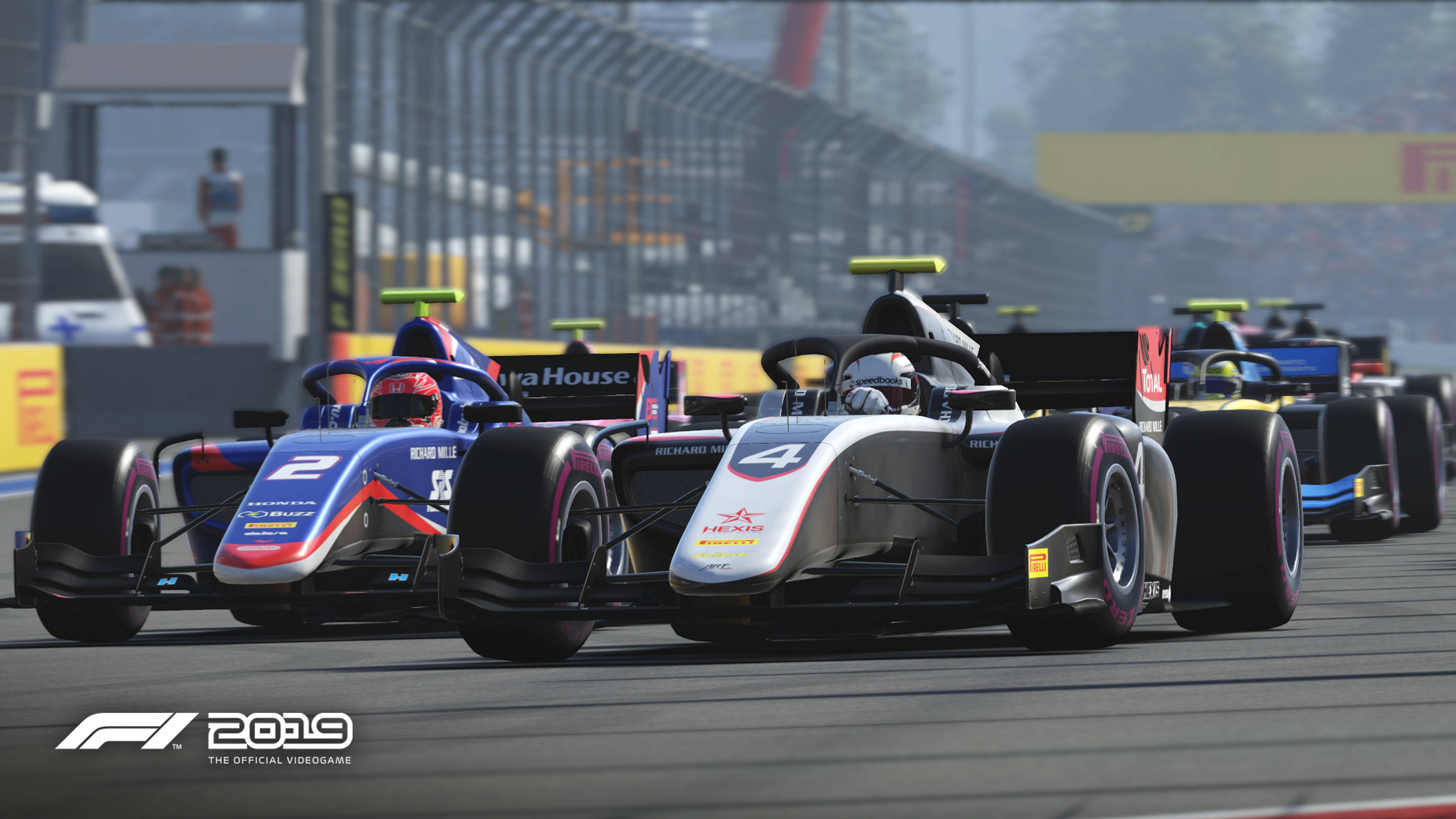 F1 2019 壁紙 桌布 壁紙 — 兩輛編號2和4的一級方程式賽車在陽光普照的賽道上激烈競爭，背景是觀眾看台。