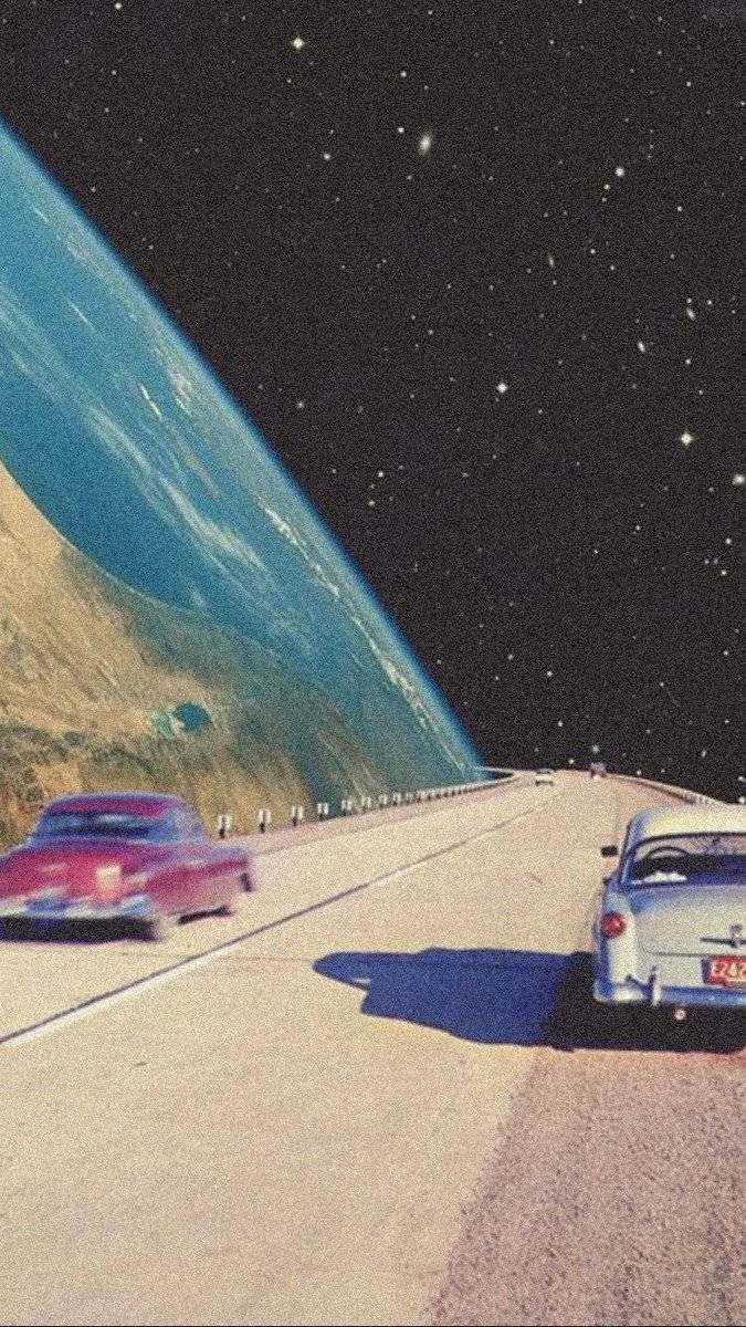 藝術 桌布 壁紙 — 兩輛老爺車在一條蜿蜒穿過太空的高速公路上行駛，上方是地球彎曲的地平線和星空。