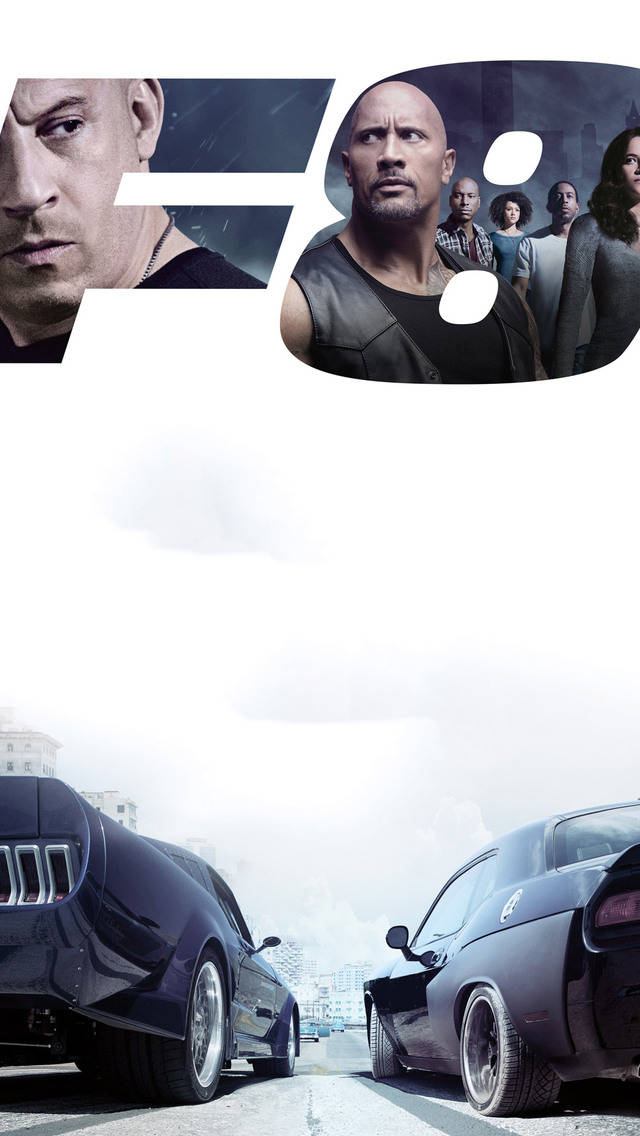 Fast And Furious 8 Car 桌布 壁紙 — 兩輛肌肉車在城巿街道上對峙，而Furious 8的演員陣容在標誌性標誌上方隱現。