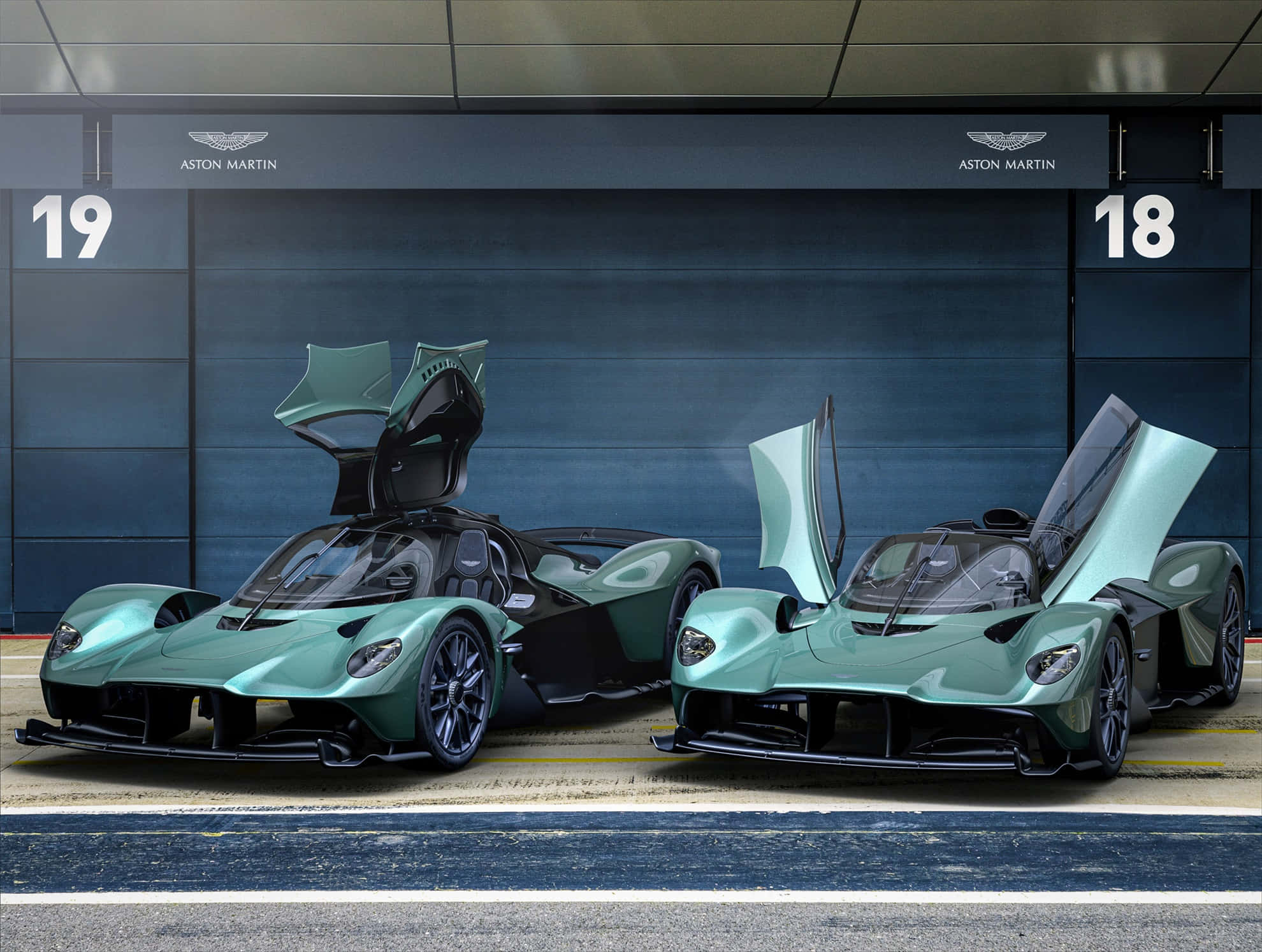 奧斯頓馬丁 桌布 壁紙 — 兩輛薄荷綠色Aston Martin超級跑車，鷗翼車門打開，停在有編號的車庫車位。