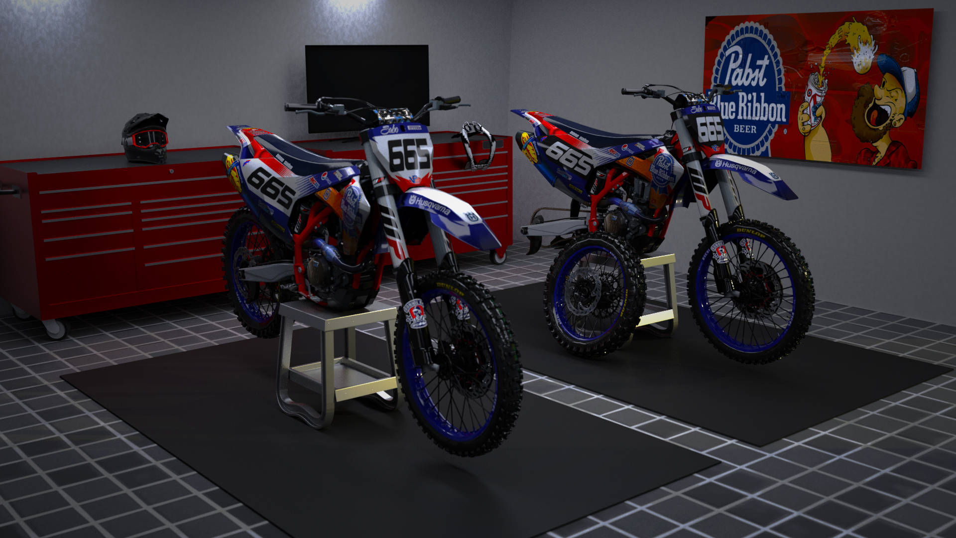 Ronnie Mac 桌布 壁紙 — 兩輛藍、紅、白色越野機車（編號665）停放在車庫的升降台上，車庫內有紅色工具櫃和牆上的Pabst Blue Ribbon海報。