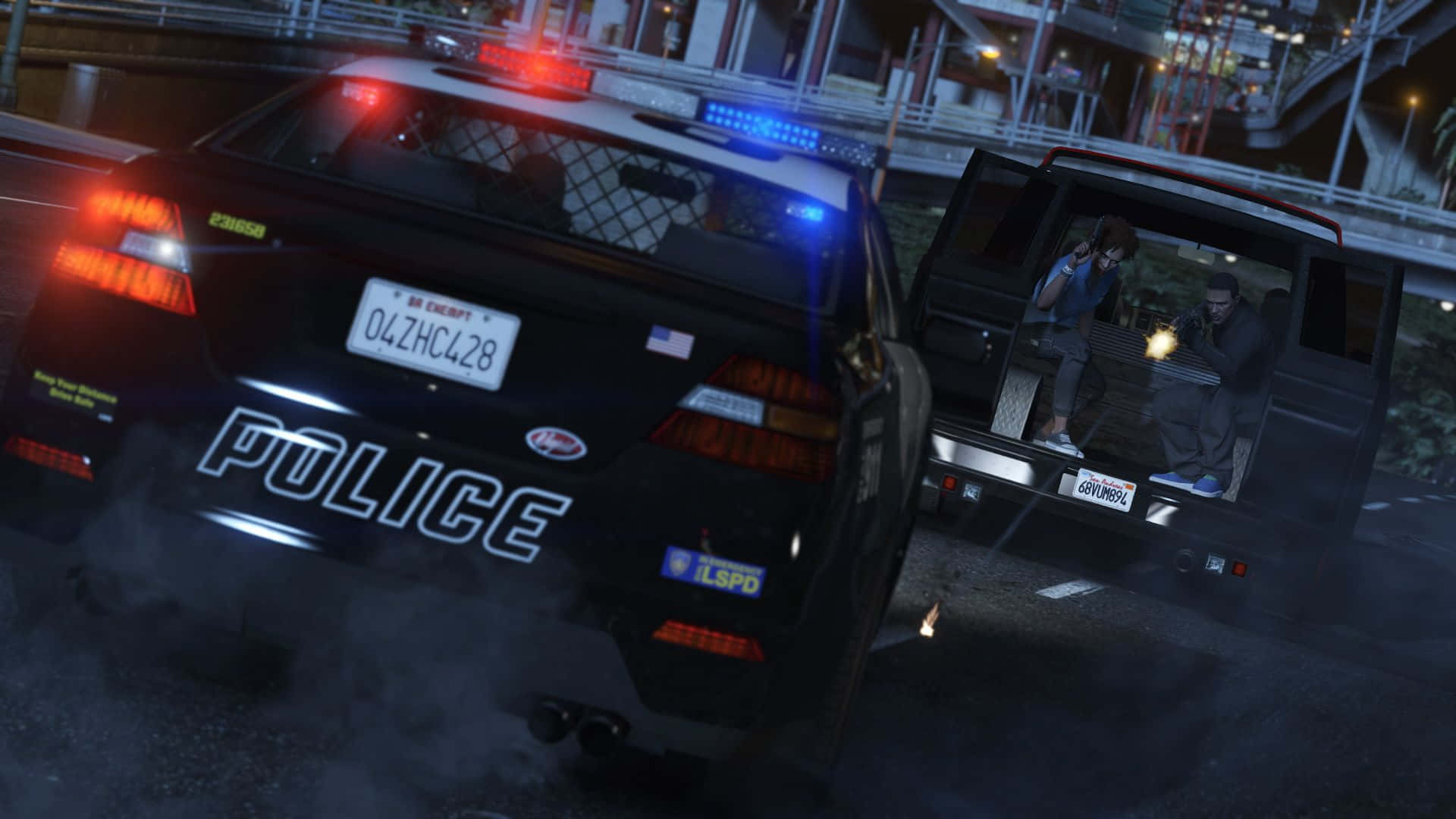 chase 桌布 壁紙 — 兩輛警車在雨夜城市場景中，身穿戰術裝備的警員從其中一輛車下車。