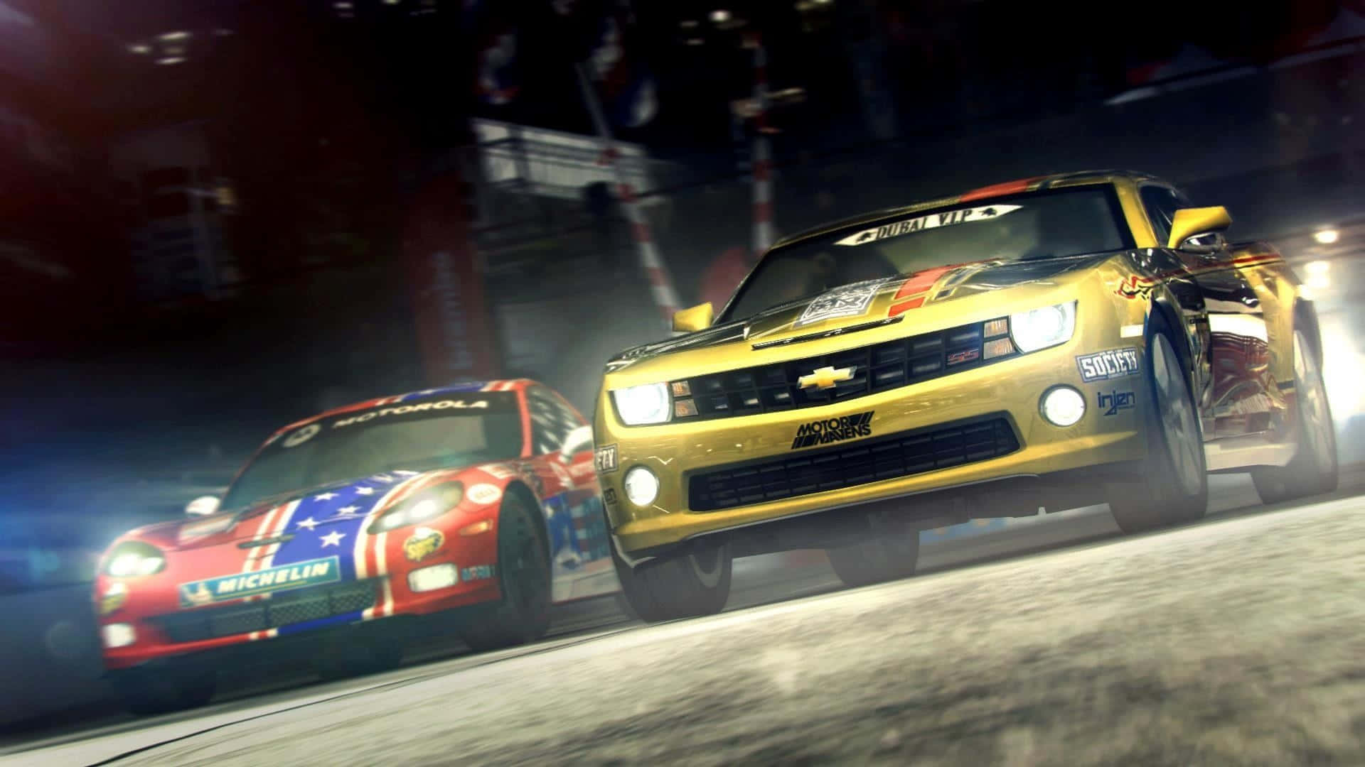 race car 桌布 壁紙 — 兩輛賽車在夜間明亮的車頭燈下，在潮濕的賽道上並排疾馳。