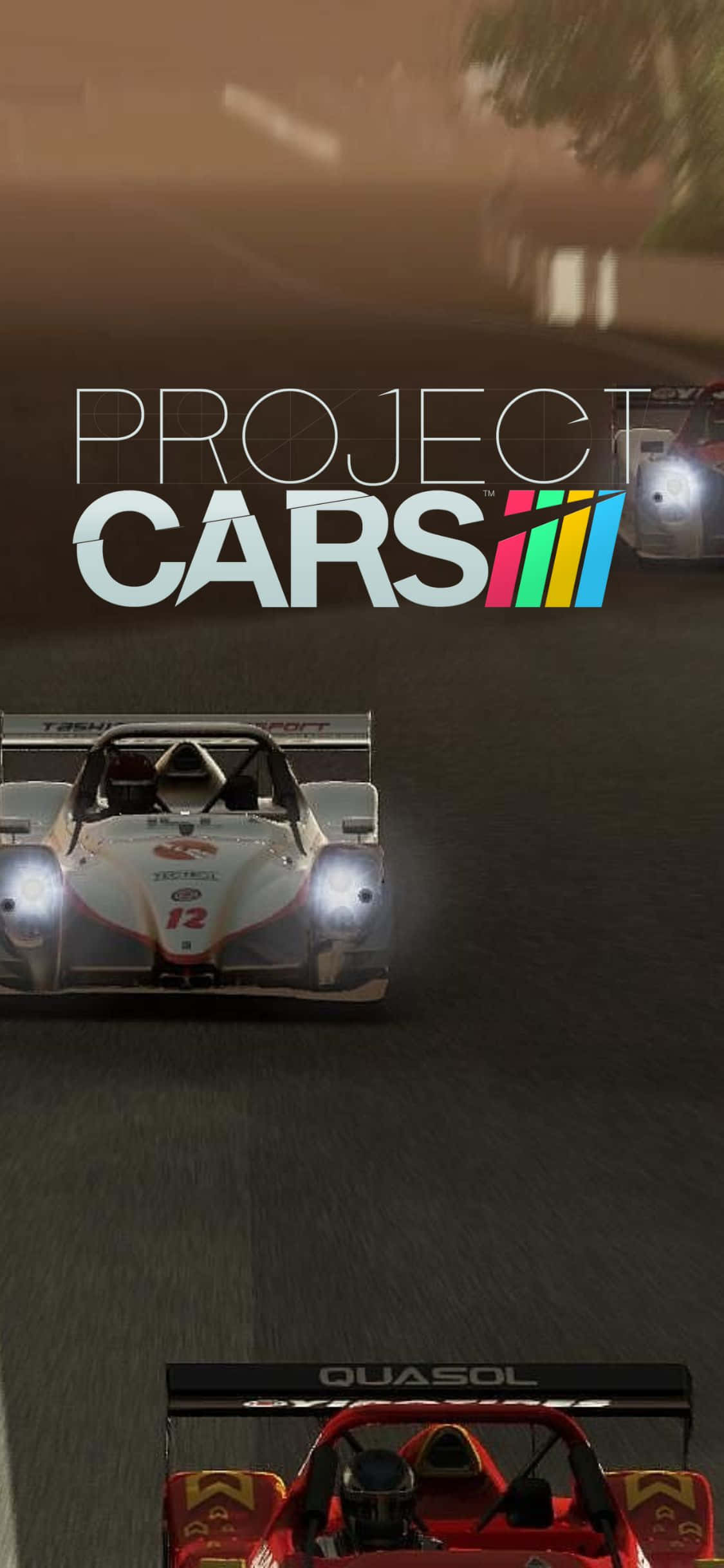 iPhone Xs Project Cars 桌布 壁紙 — 兩輛賽車在夜間沿著昏暗的賽道飛馳，車頭燈閃爍，並覆蓋遊戲標題。