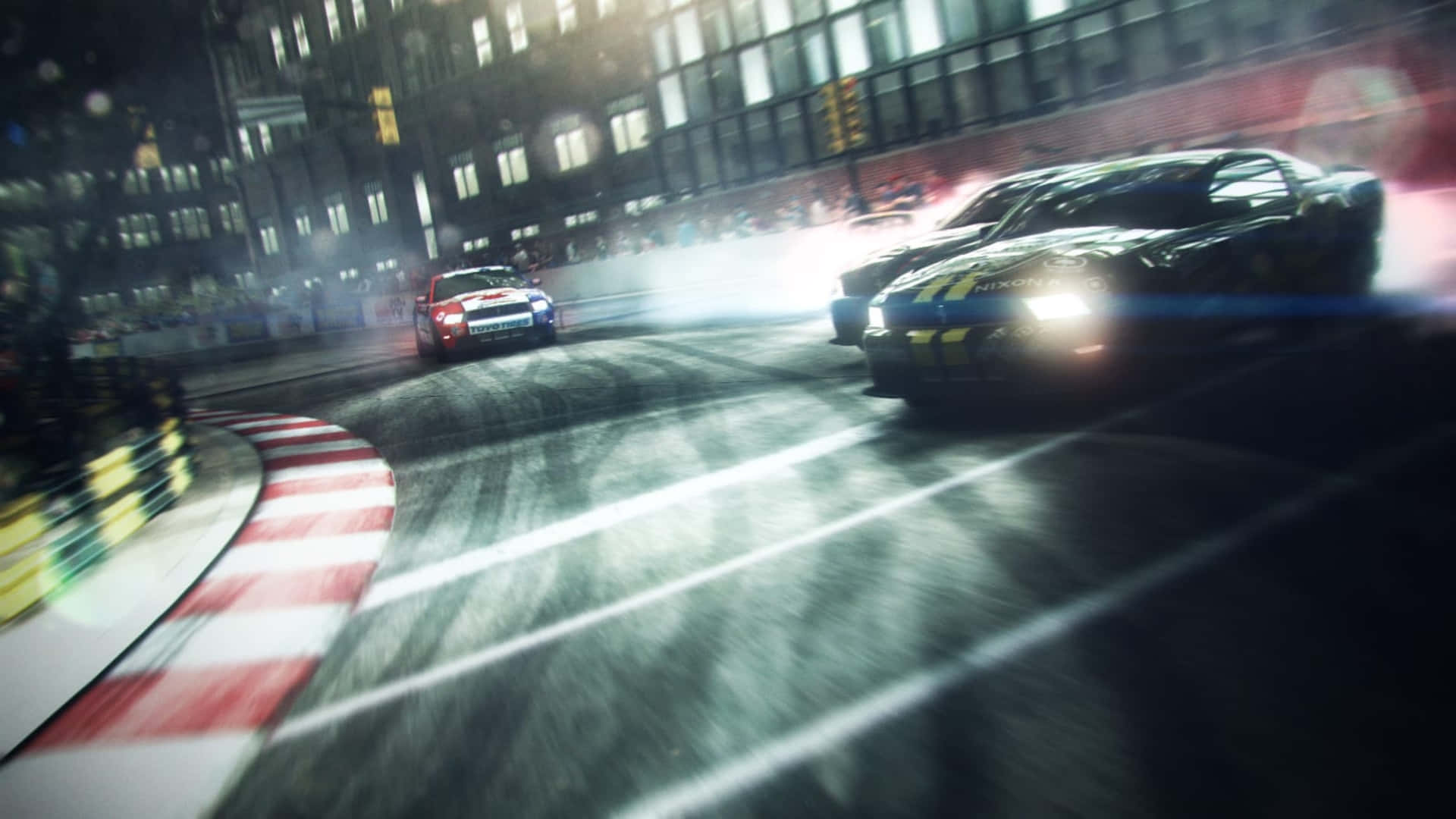 race car 桌布 壁紙 — 兩輛賽車在夜間濕滑的城市賽道上漂移，車頭燈閃爍，帶有動態模糊效果。