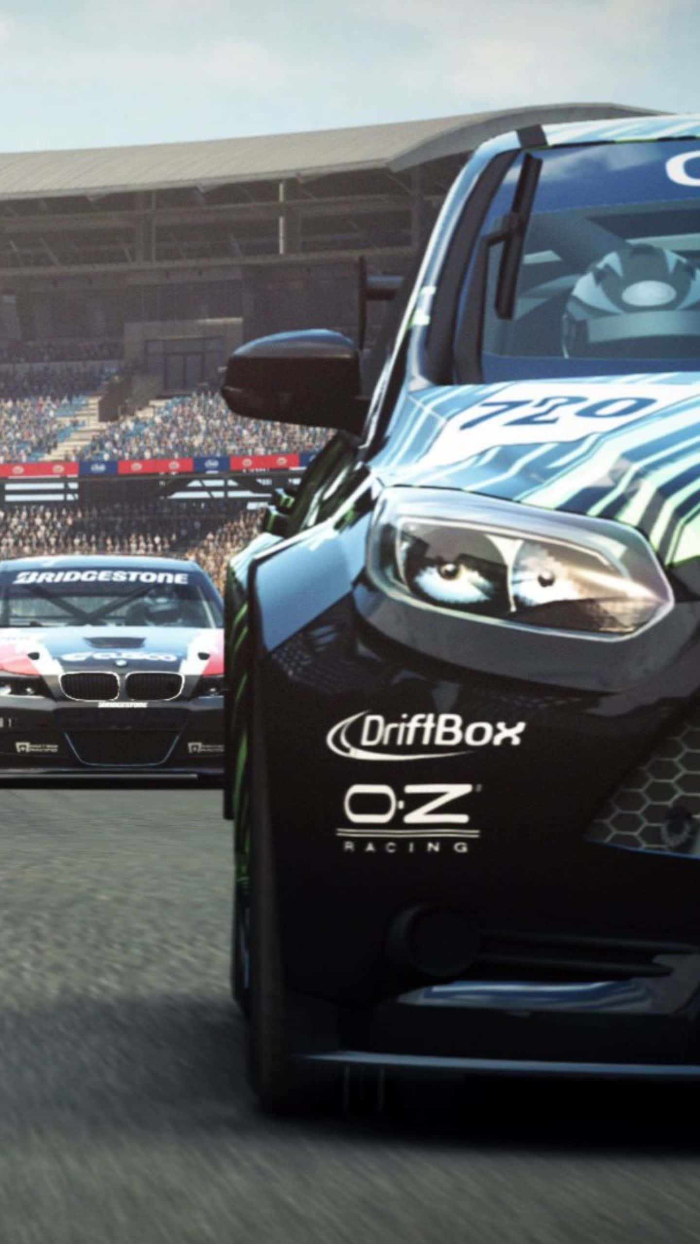 Android Grid Autosport 桌布 壁紙 — 兩輛賽車在明亮的日光下，以座無虛席的體育場為背景，在賽道上競逐。