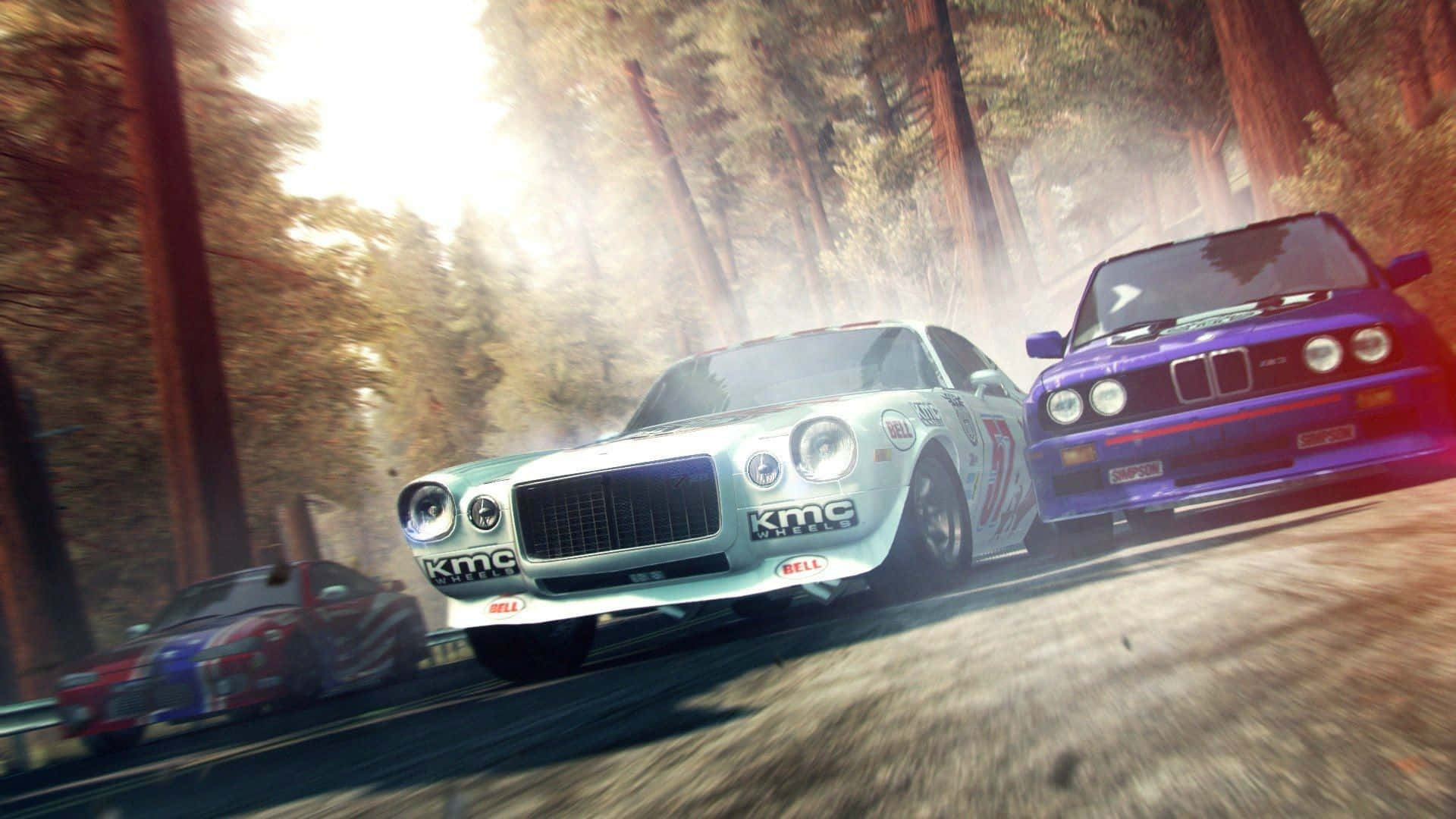 Grid 2 桌布 壁紙 — 兩輛賽車在森林道路上並排飄移，在明亮的陽光下揚起灰塵。