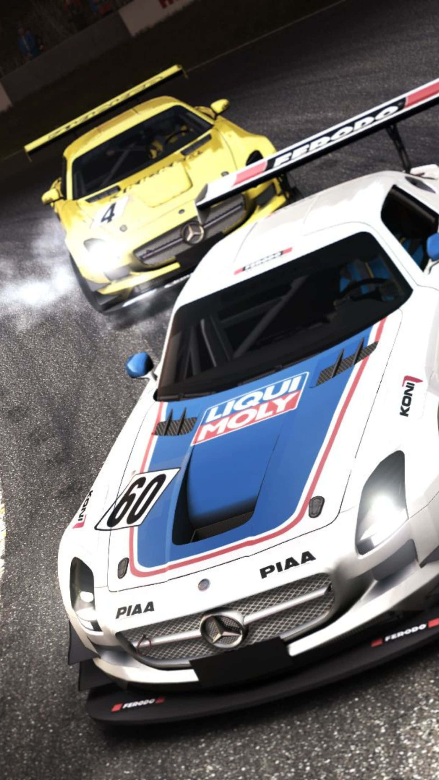 Android Grid Autosport 桌布 壁紙 — 兩輛賽車在濕滑賽道上爭鬥，輪胎在明亮燈光下濺起水花。
