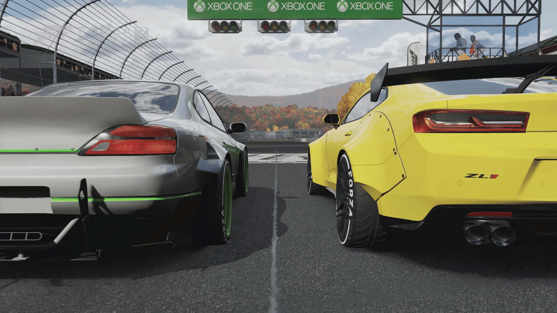 1080p Forza Motorsport 7 桌布 壁紙 — 兩輛賽車在賽道上對峙，背景是秋日山丘，天空多雲。