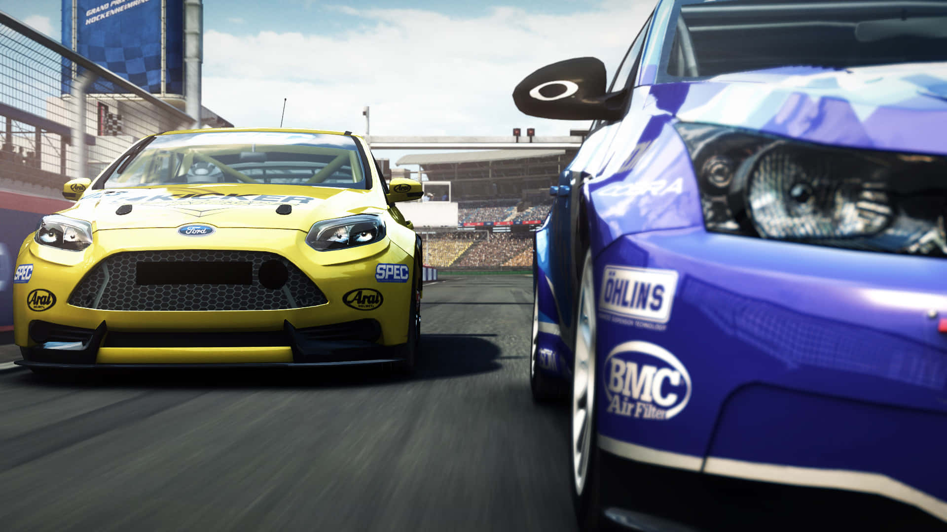 Grid Autosport 桌布 壁紙 — 兩輛賽車在陽光照耀的賽道上並肩競速，背景是模糊的動態和擠滿觀眾的看台。