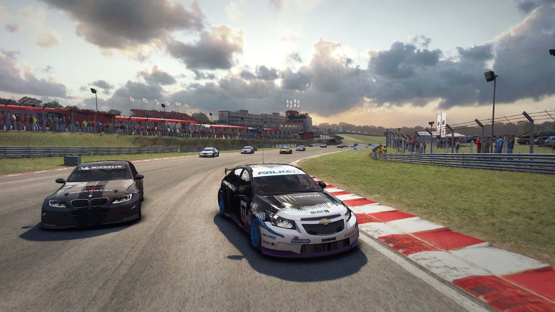 1080p Grid Autosport 桌布 壁紙 — 兩輛賽車在陽光照耀的賽道上高速過彎，背景有觀眾和看台。