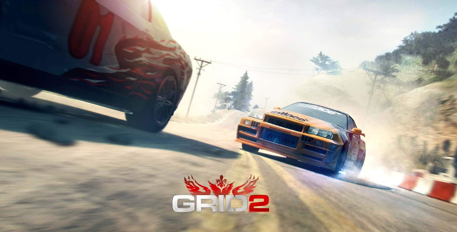 Grid 2 桌布 壁紙 — 兩輛賽車在高速電玩場景中，在塵土飛揚的山路彎道上激烈甩尾。