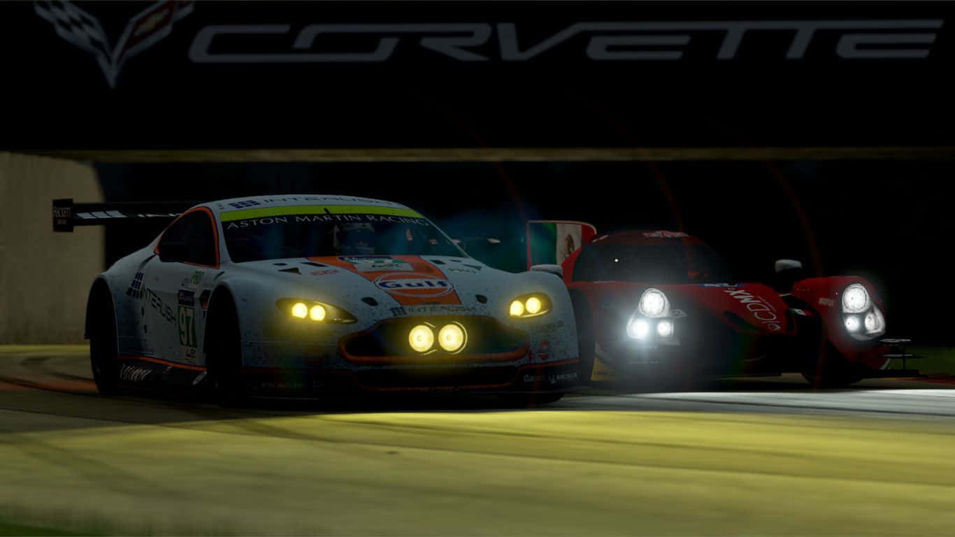 1366x768 Project Cars 桌布 壁紙 — 兩輛賽車的車頭燈在夜間並排高速駛過昏暗隧道時發出強烈光芒。