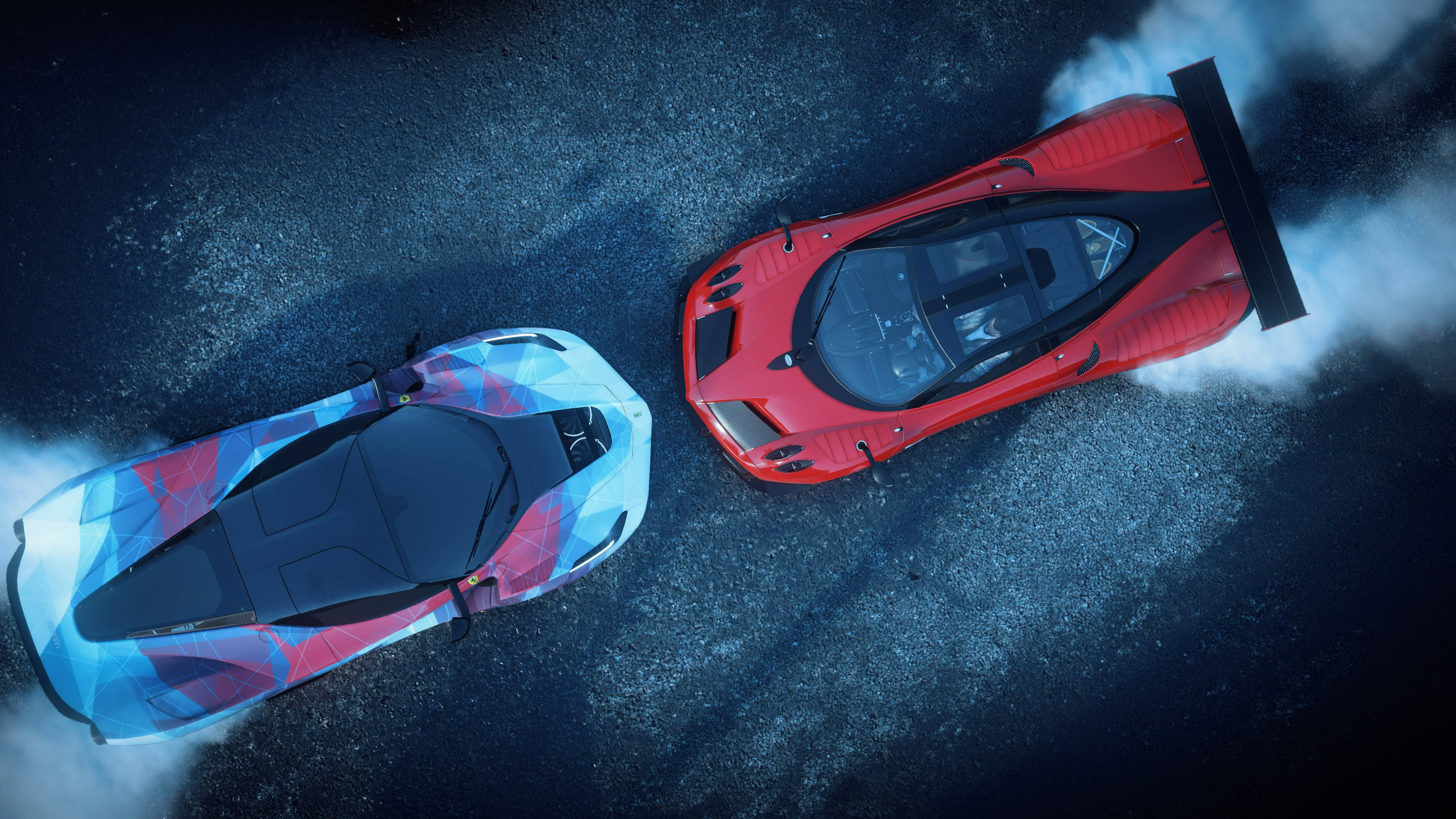 Pagani 桌布 壁紙 — 兩輛超級跑車在黑暗的瀝青賽道上朝相反方向飄移，在戲劇性的燈光下揚起煙霧。