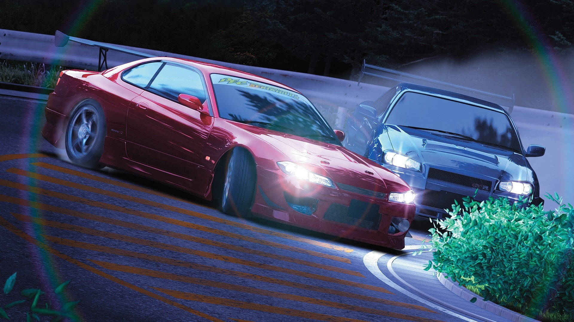 兩輛賽車在夜間濕滑路面上飄移，帶有彩虹鏡頭光暈。
