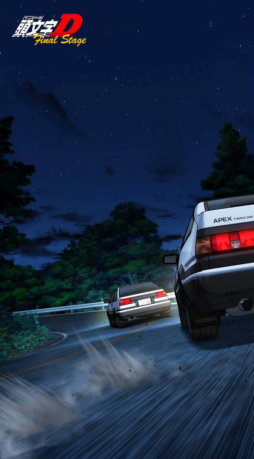 手機 桌布 壁紙 — 兩輛車在星空下潮濕的夜路上競爭性地飄移，松樹排列在彎道旁。