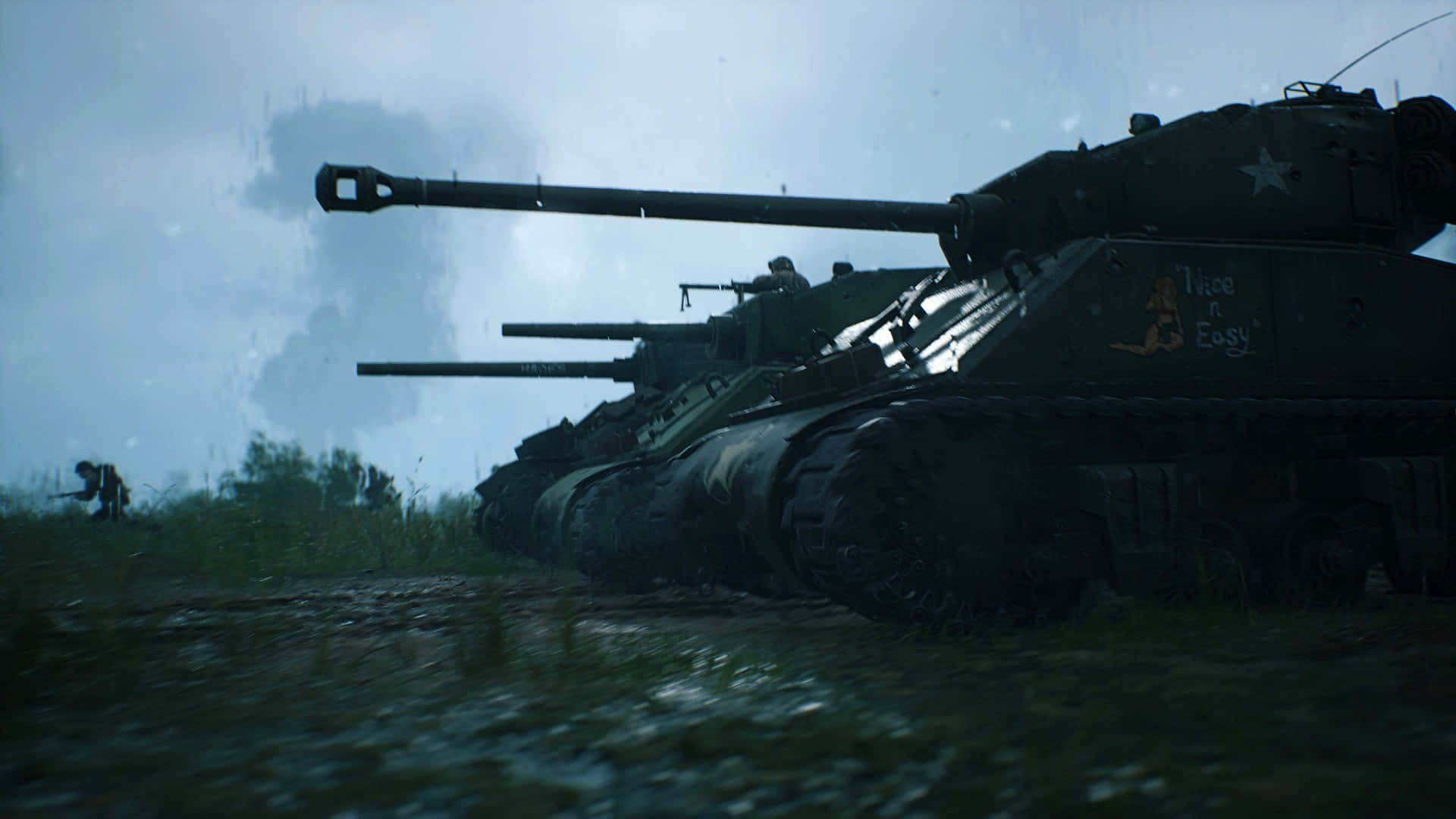 Ww2 桌布 壁紙 — 兩輛軍用坦克在泥濘地形中，暴風雨的天空下，附近有士兵。