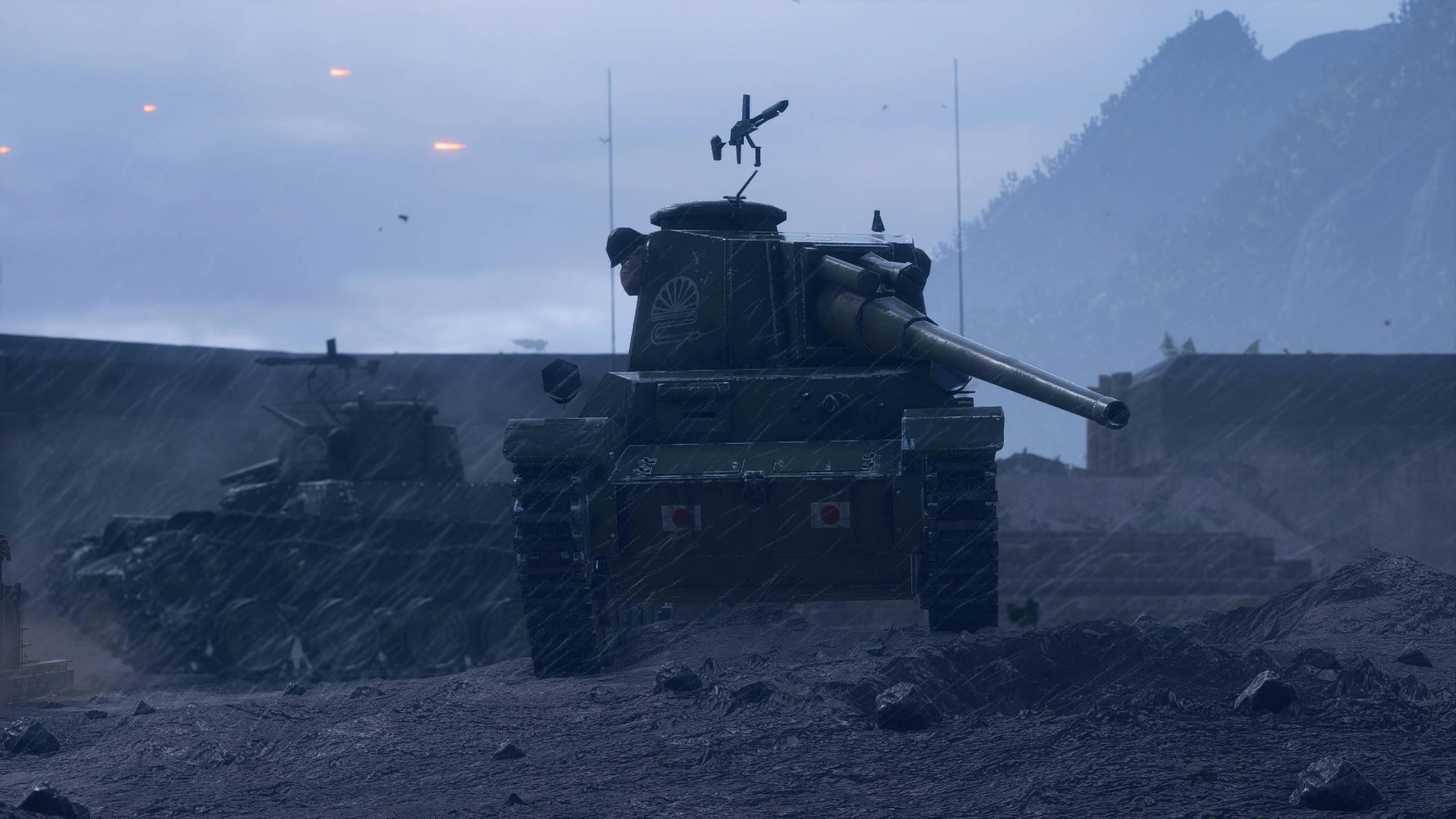 Battlefield 5 桌布 壁紙 — 兩輛軍用坦克在陰沉天空下、遠方橙色燈光中，靜止不動地停在雨水浸透的戰場上。