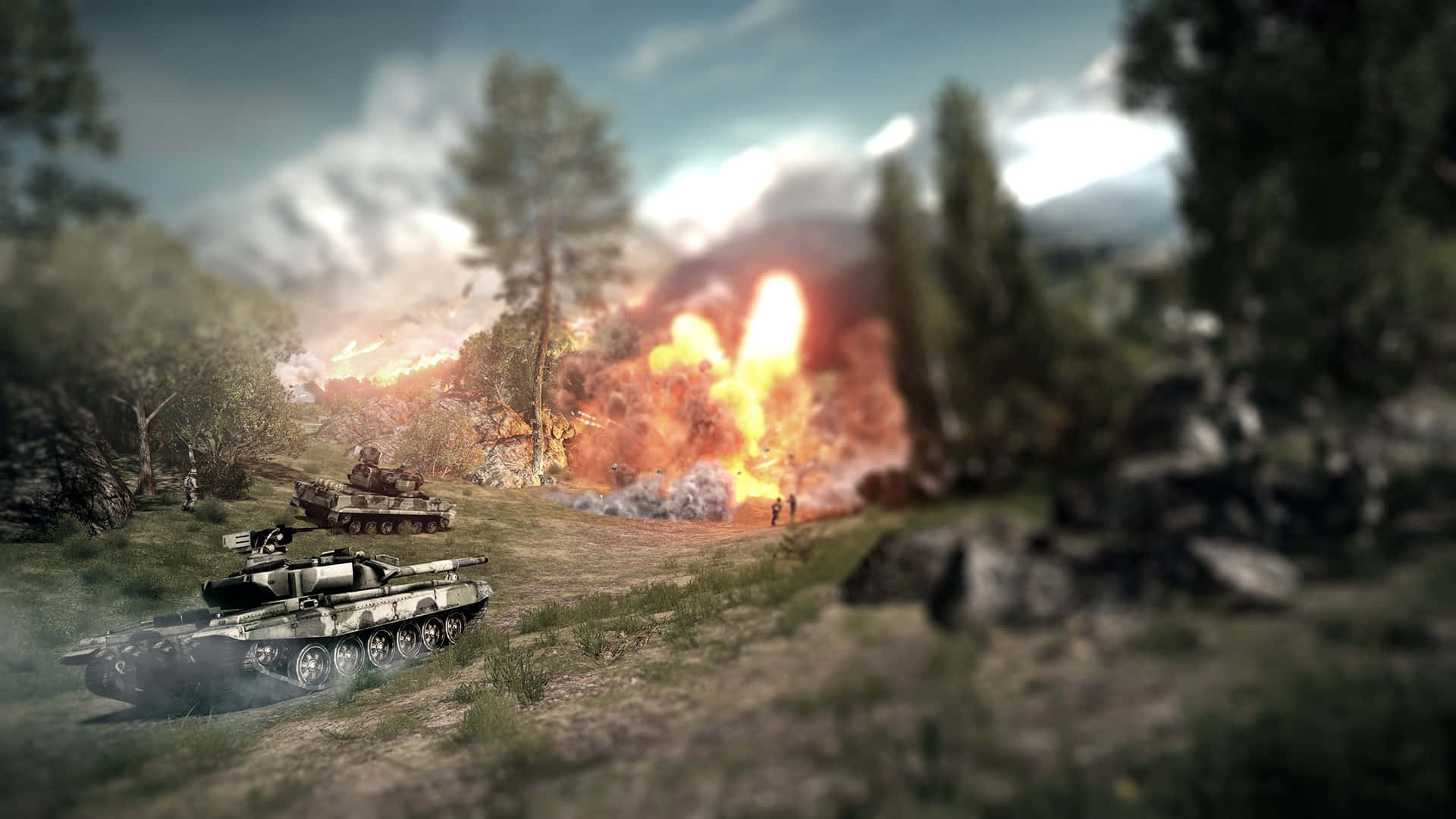 Battlefield 3 桌布 壁紙 — 兩輛軍用坦克穿過森林戰場前進，背後發生巨大爆炸。
