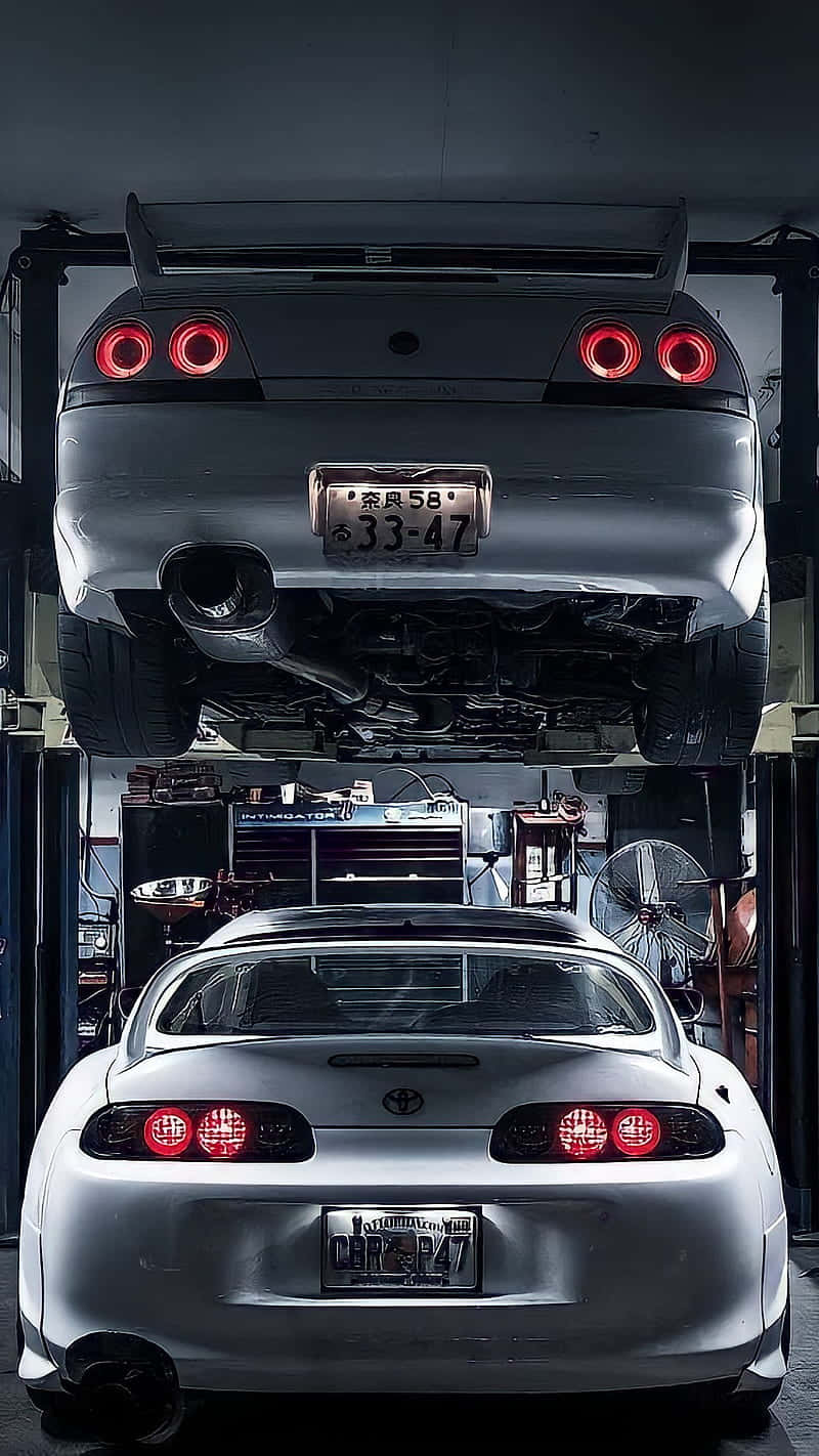 車庫中的兩輛銀色豐田Supra汽車，一輛在升降機上，一輛在地板上 — Toyota Supra Mk4 壁紙