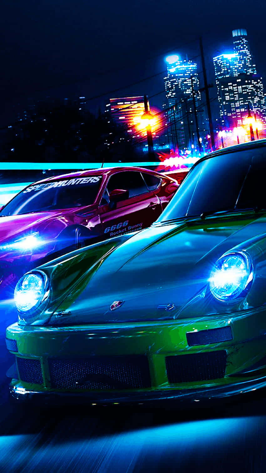 games 桌布 壁紙 — 兩輛霓虹燈照亮的跑車在夜間穿過充滿活力的城市，車頭燈閃爍，背景是高樓大廈。