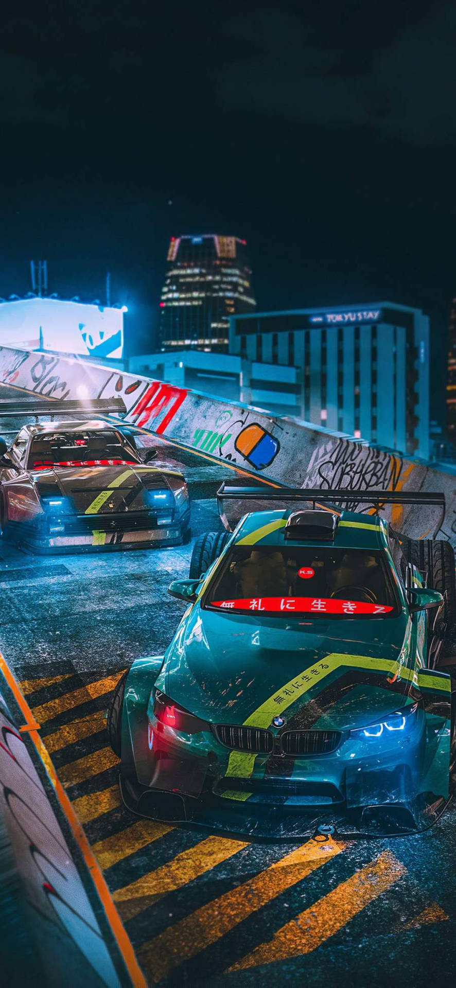 兩輛賽車在夜間穿過霓虹燈照亮的城市隧道，牆壁上有塗鴉，路面濕滑。 — 飄移車 壁紙