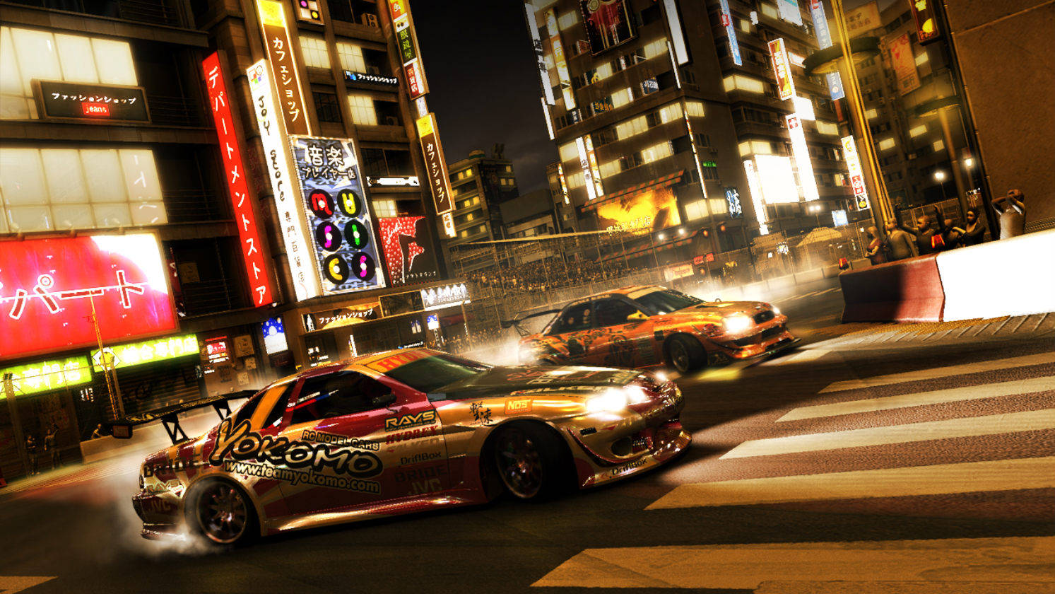 grid 桌布 壁紙 — 兩輛飄移車在夜晚霓虹燈閃爍的東京街道上奔馳，激起火花和煙霧。