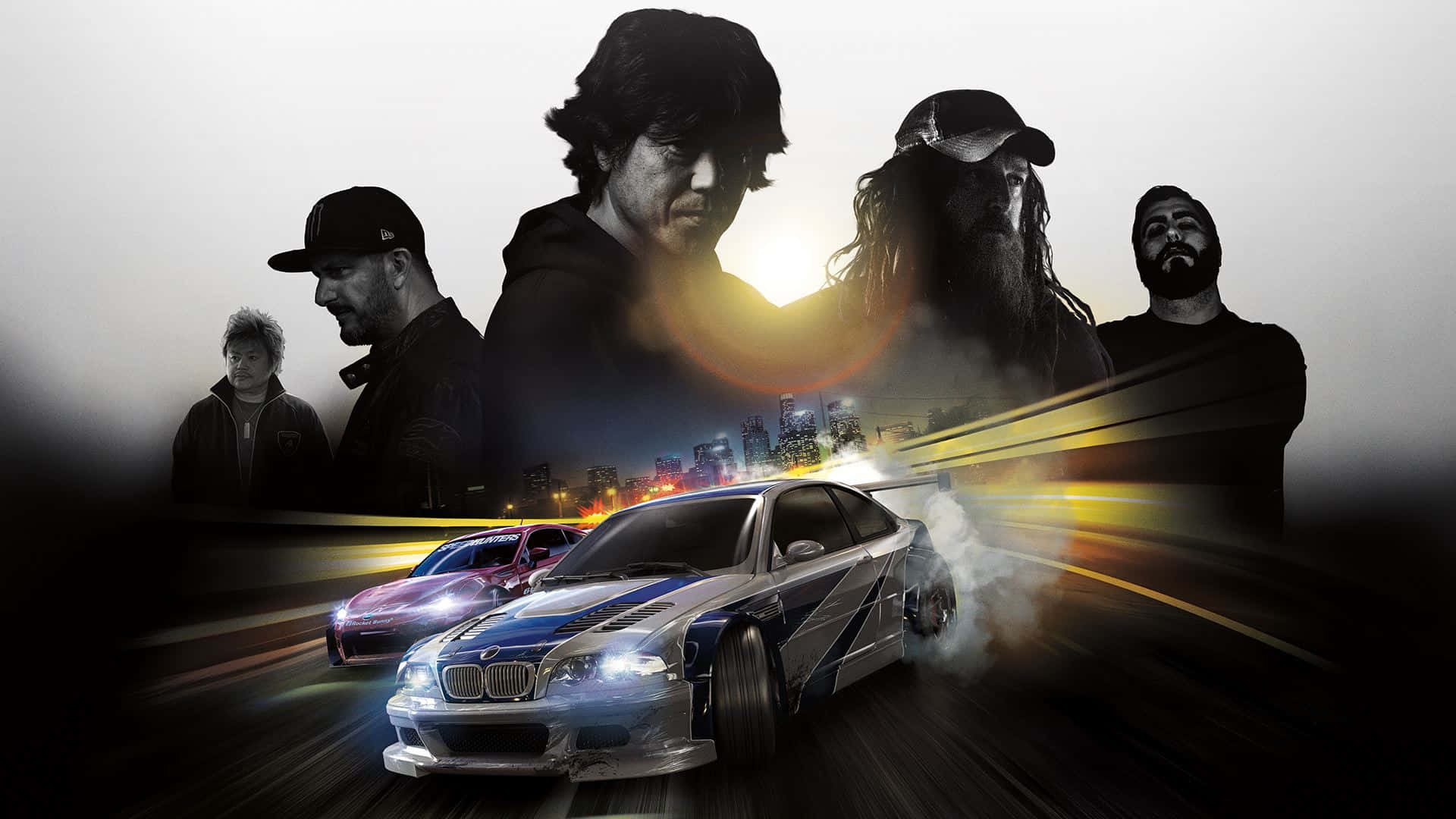 Ken Block 桌布 壁紙 — 兩輛飄移車在煙霧瀰漫的都市夜晚競速，四個男人在發光的城市天際線襯托下形成剪影。