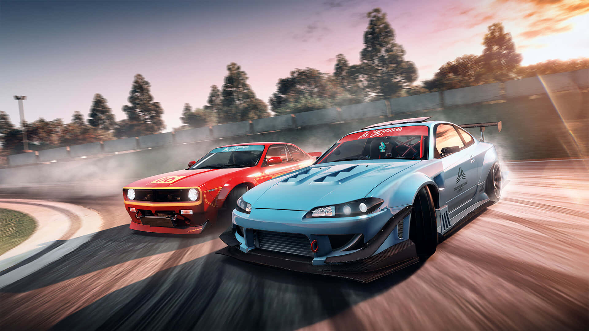 1920x1080 Grand Theft Auto V 桌布 壁紙 — 兩輛飄移車在蜿蜒的賽道上並肩競速，在日落時揚起煙霧。