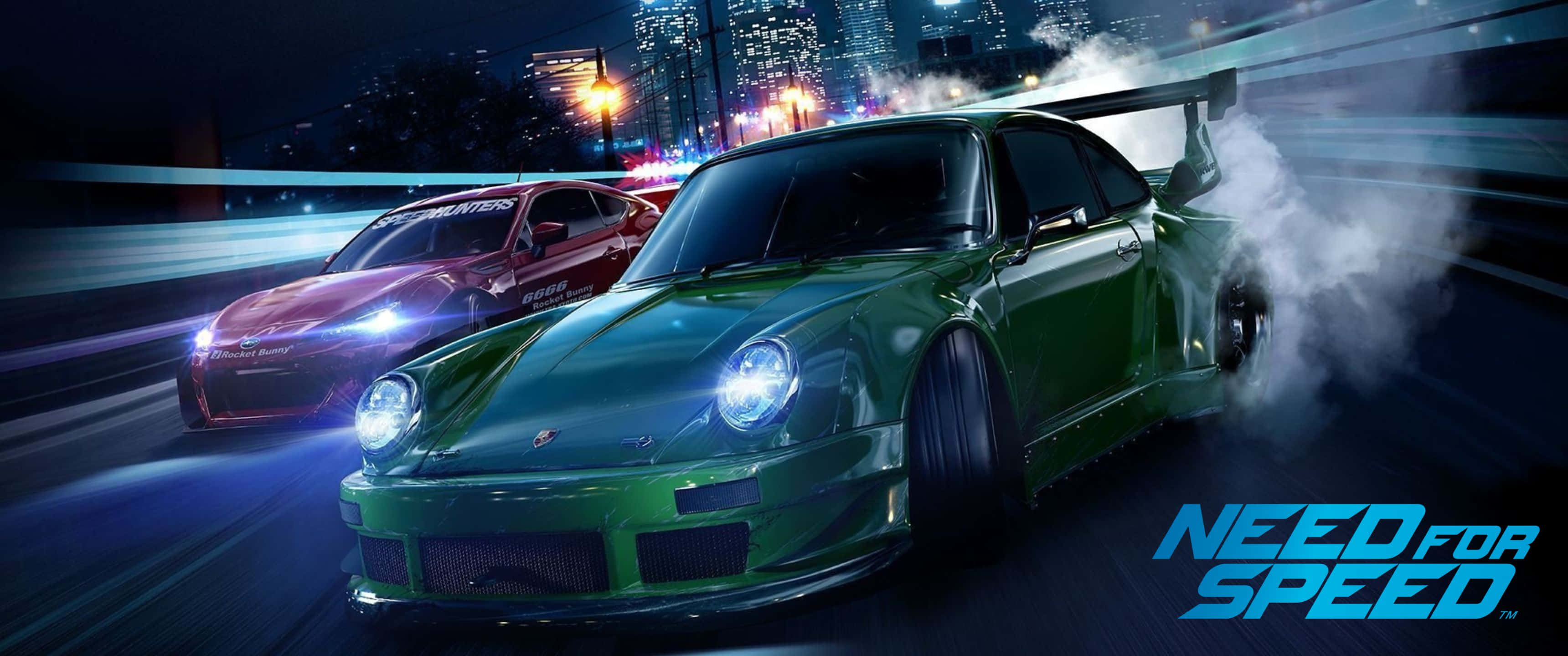 3440x1440p Need For Speed 桌布 壁紙 — 兩輛高性能汽車在夜間於霓虹燈城市中飄移，帶有動態模糊和輪胎煙霧。