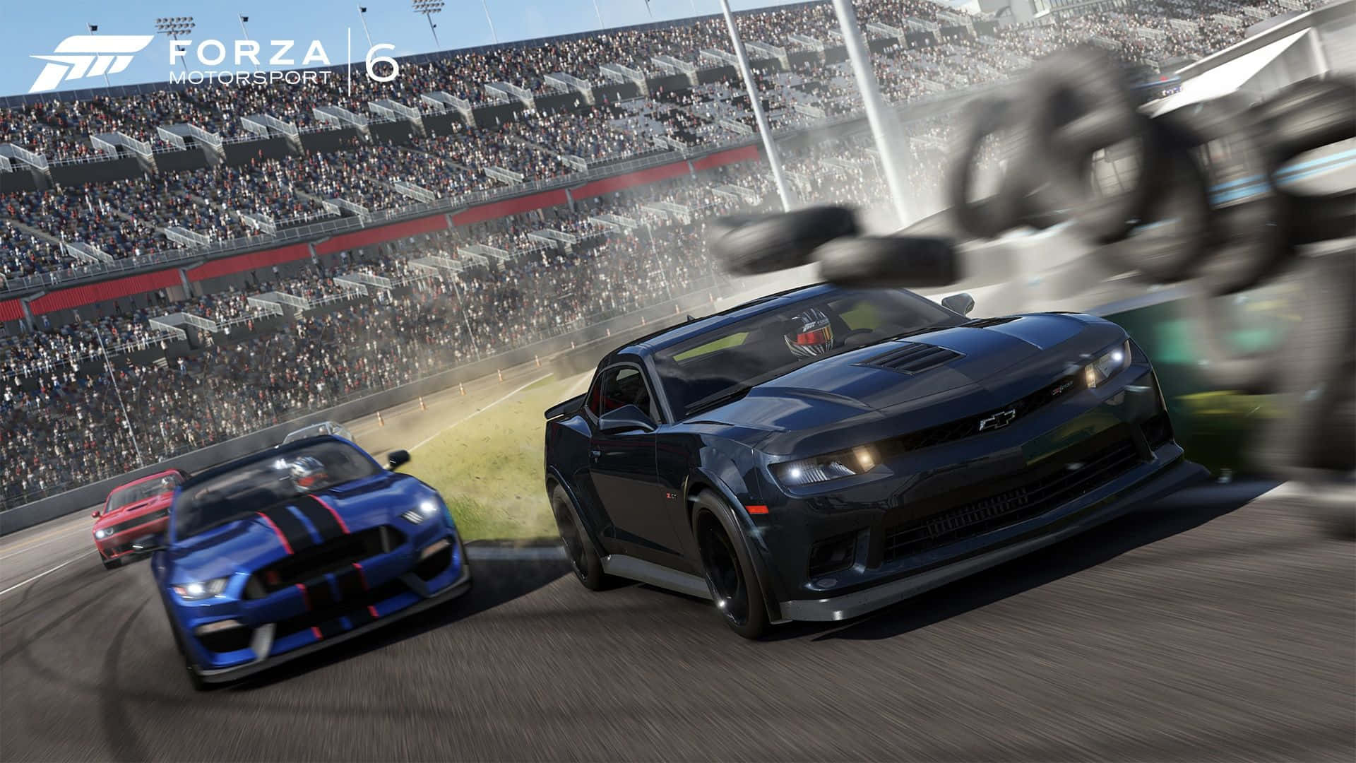 1920x1080 Project Cars 桌布 壁紙 — 兩輛高性能肌肉車在陽光明媚的賽道上激烈競速，背景是座無虛席的看台。
