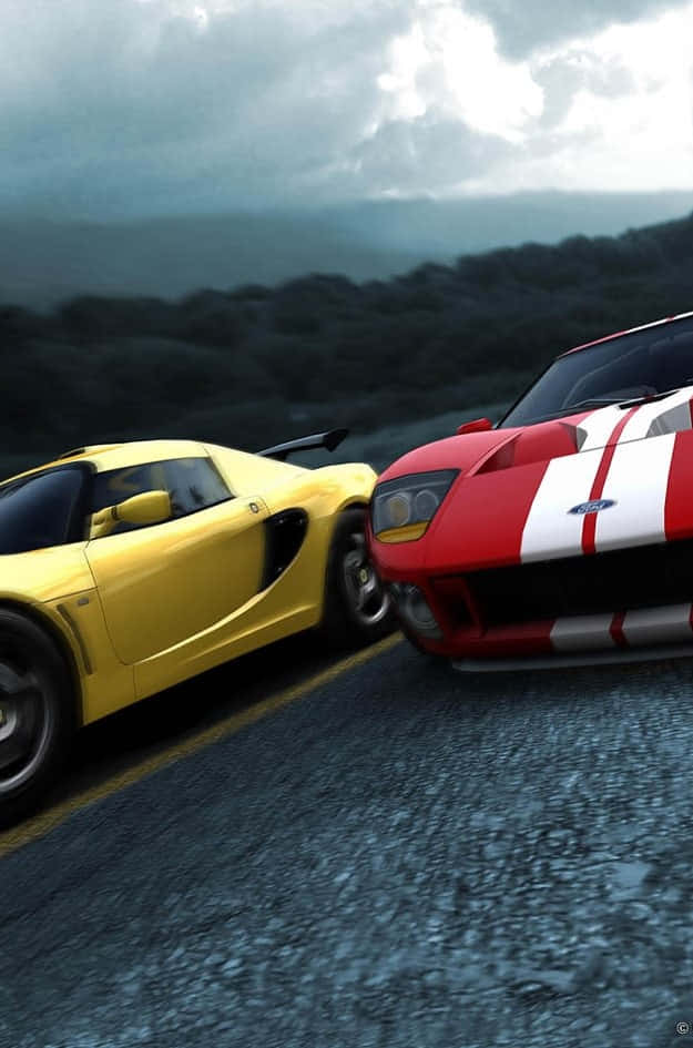 Android Dirt Showdown 桌布 壁紙 — 兩輛高性能跑車，一輛黃色蓮花和一輛紅色福特GT，在暴風雨的天空下並排行駛在潮濕的山路上。