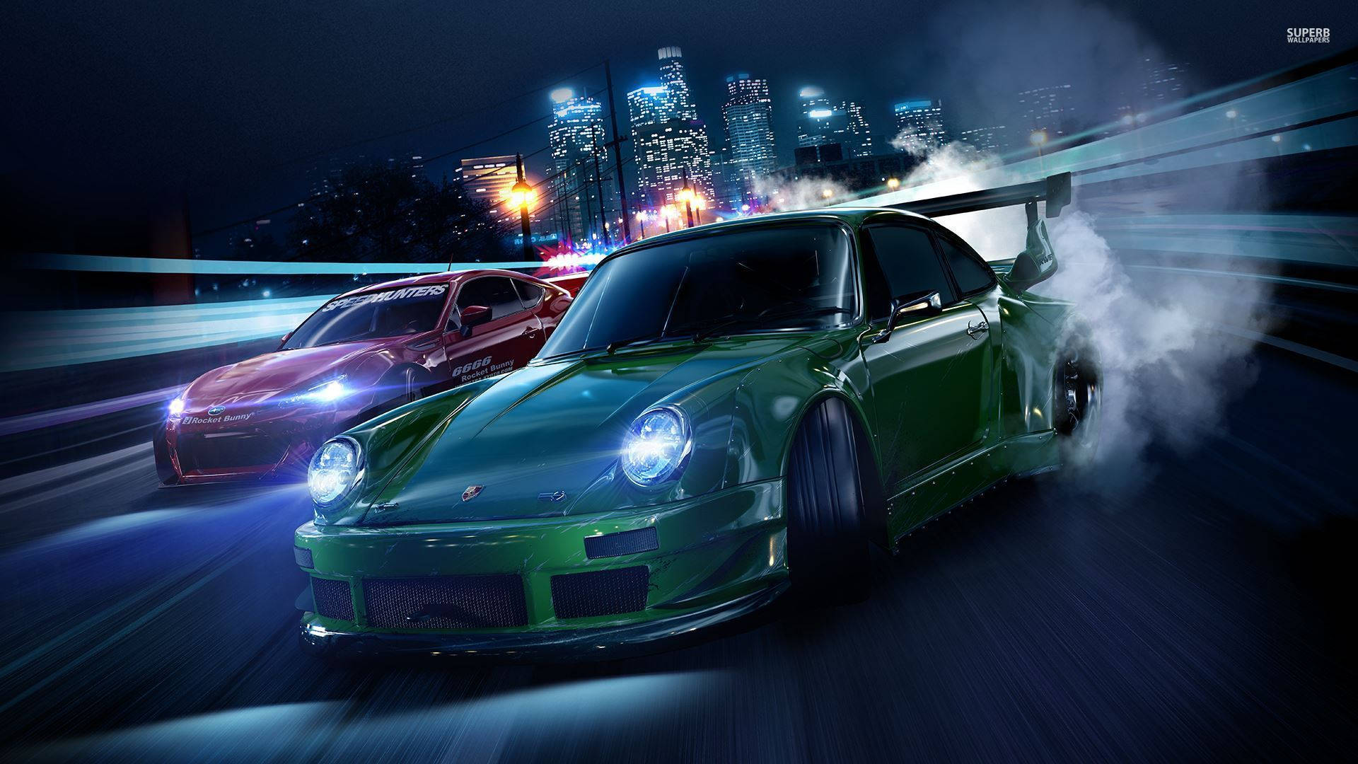 Need For Speed 桌布 壁紙 — 兩輛高性能跑車在夜間穿過霓虹燈照亮的城市景觀，輪胎冒出滾滾濃煙。