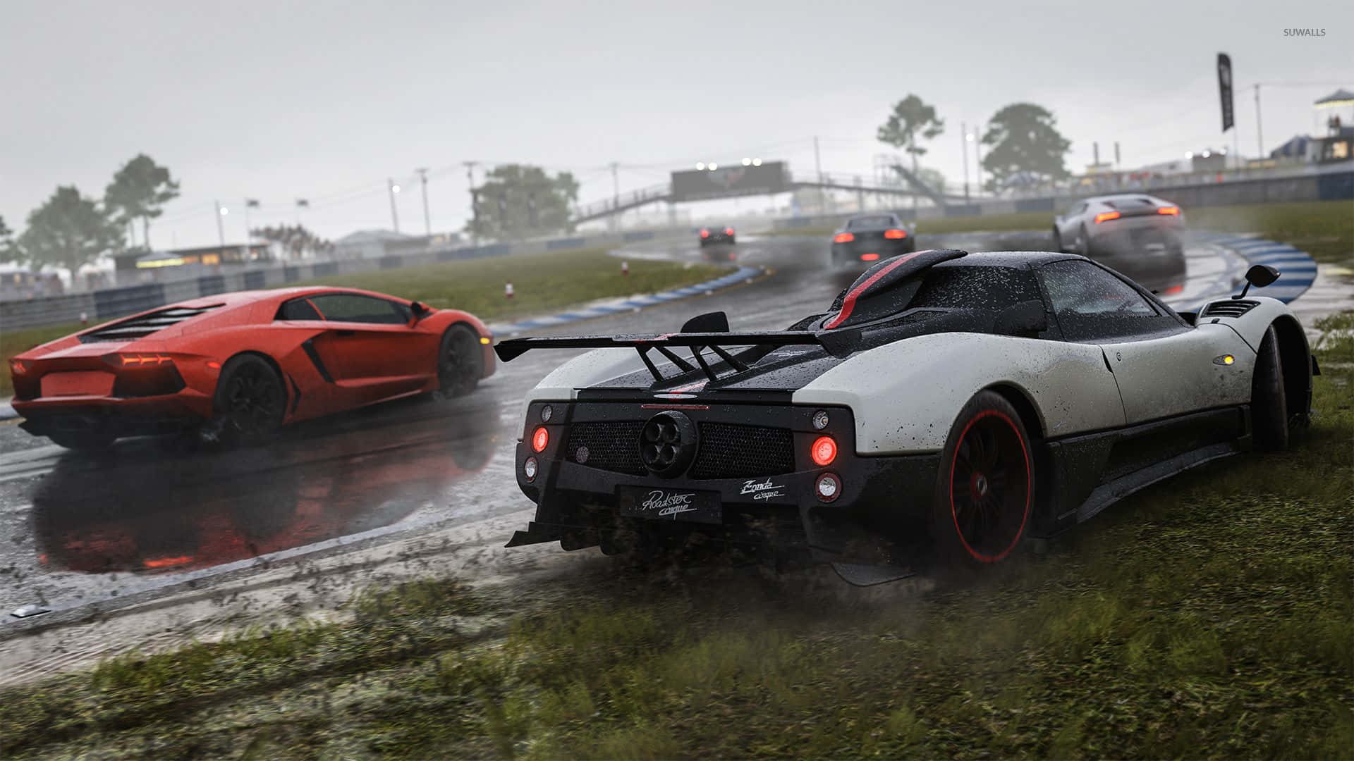 Sports Cars 桌布 壁紙 — 兩輛高性能跑車在潮濕的賽道上競速，背景是雨水浸濕的瀝青和霧氣朦朧的樹木。